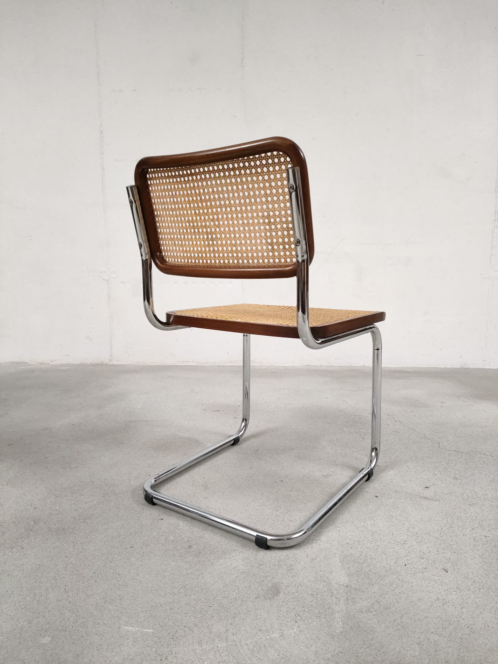 Chaise cantilever en cannage – Image 6