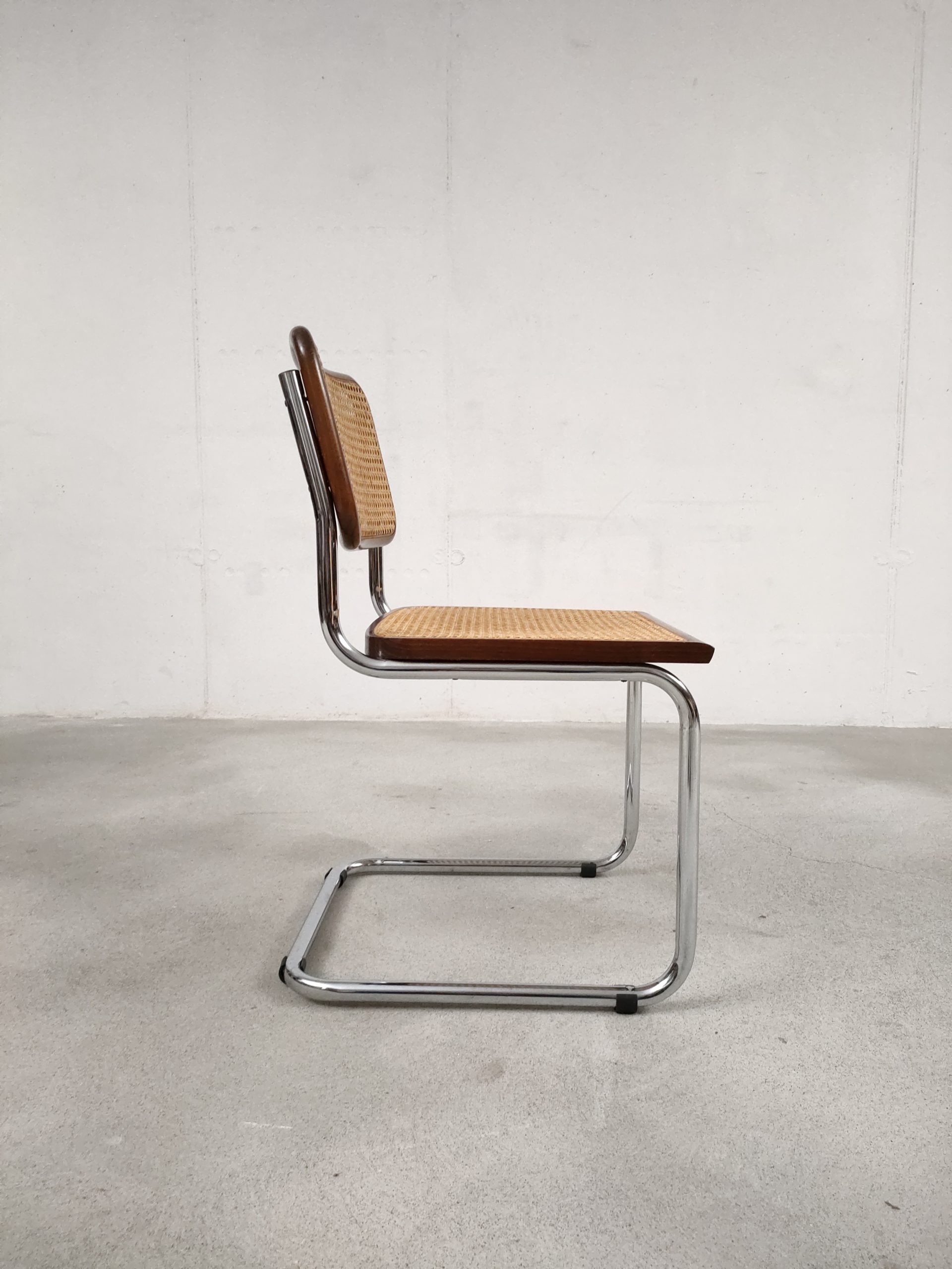 Chaise cantilever en cannage – Image 8