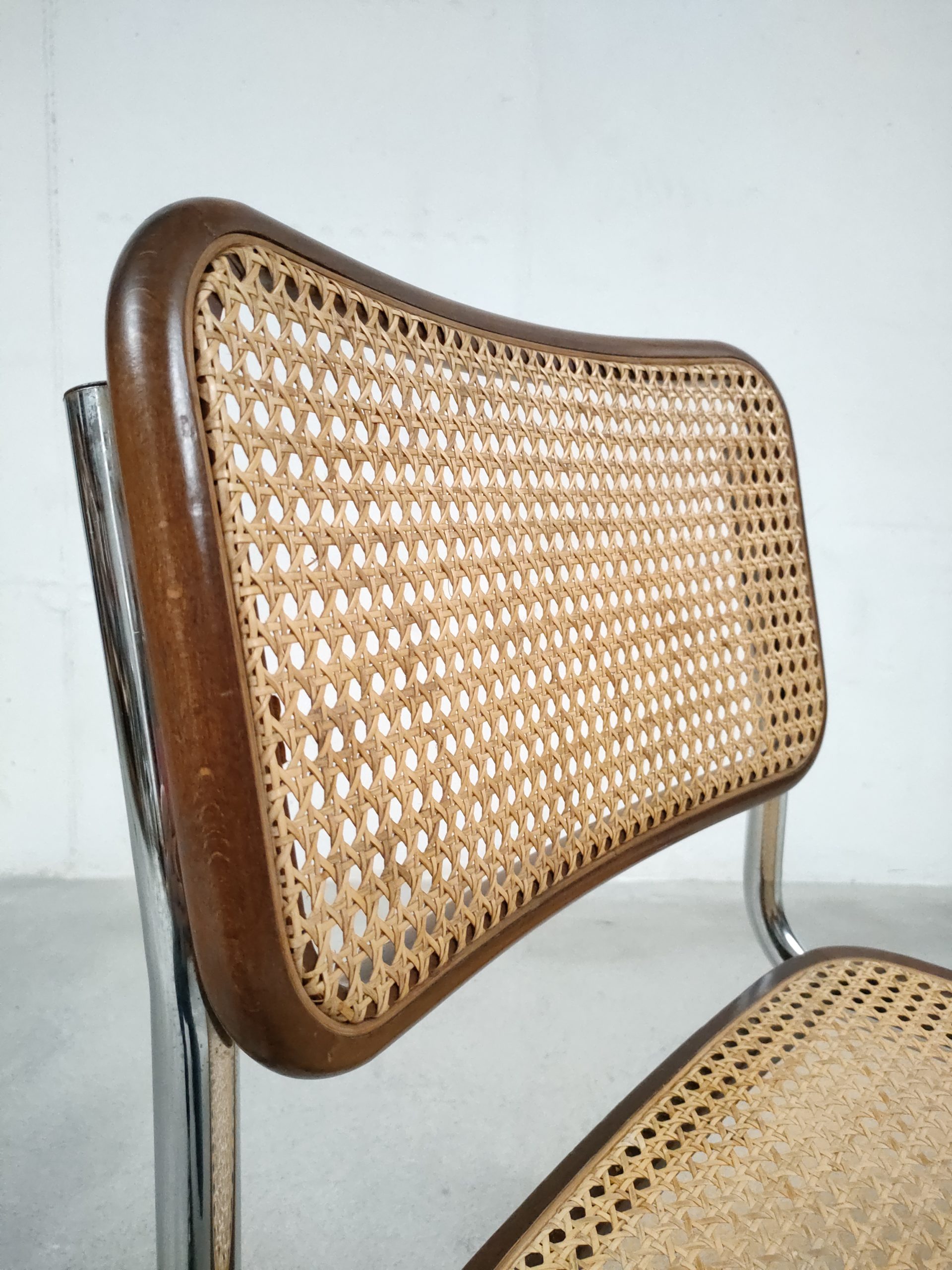 Chaise cantilever en cannage – Image 9