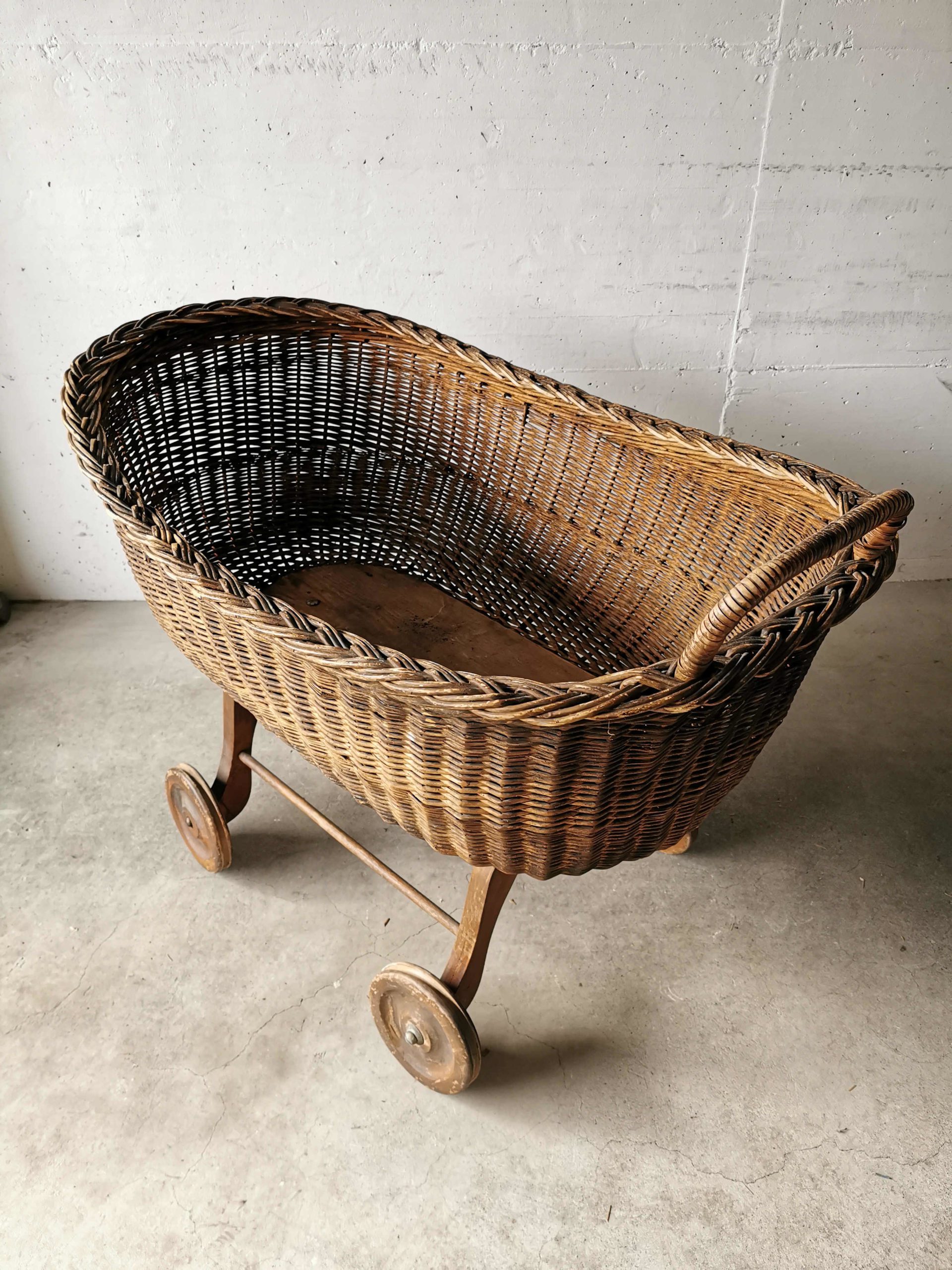Berceau ancien en bois et osier, pièce rare – Image 4