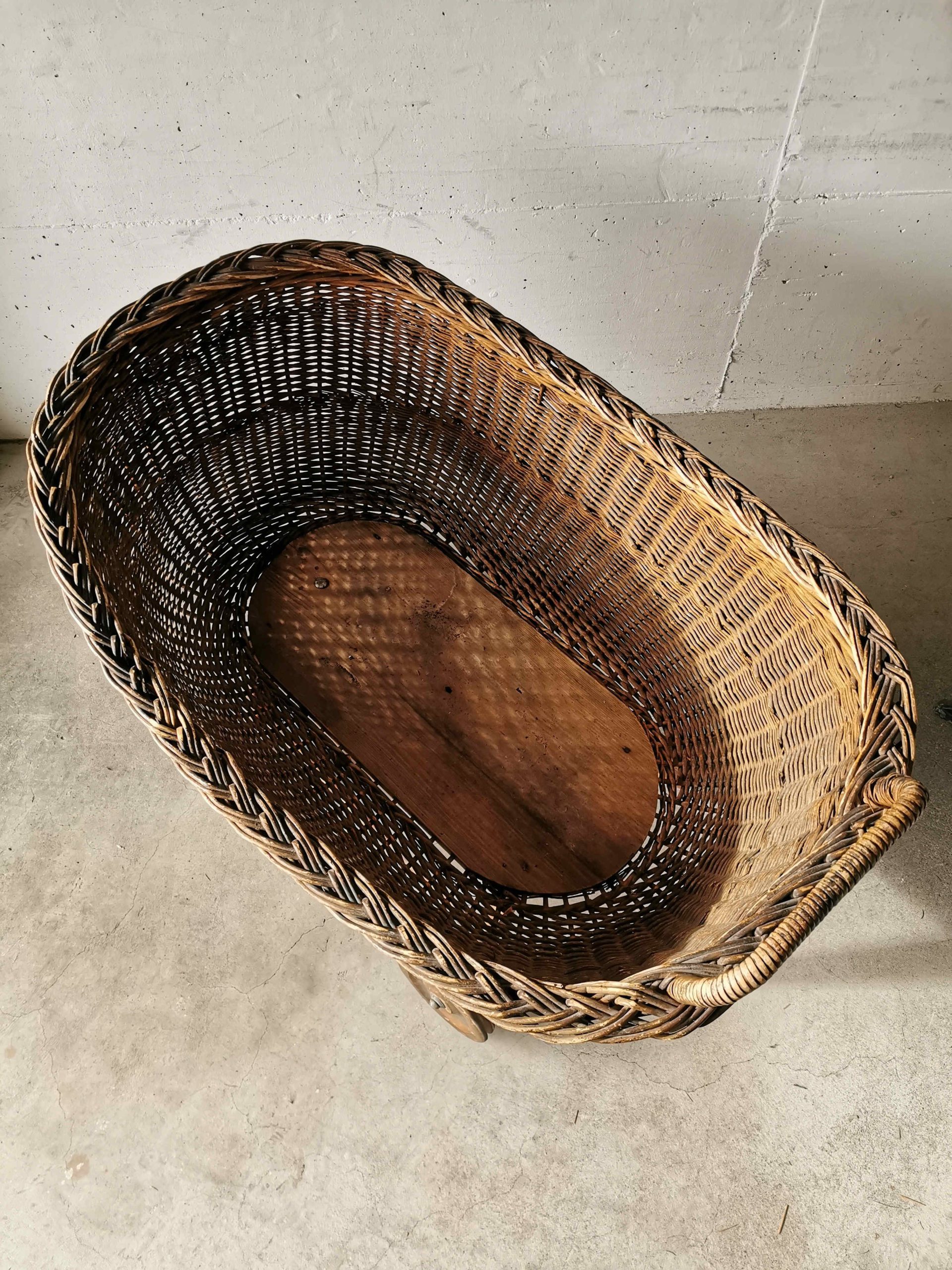 Berceau ancien en bois et osier, pièce rare – Image 7