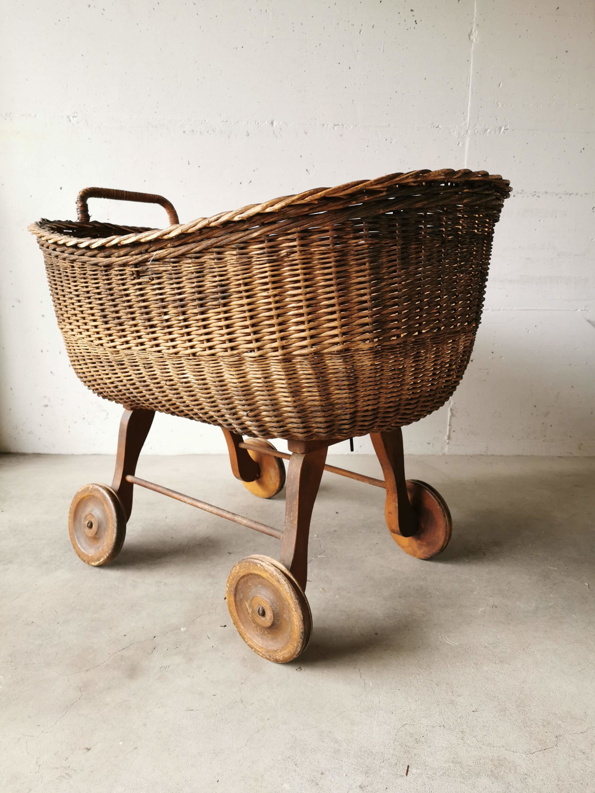 Berceau ancien en bois et osier, pièce rare – Image 2