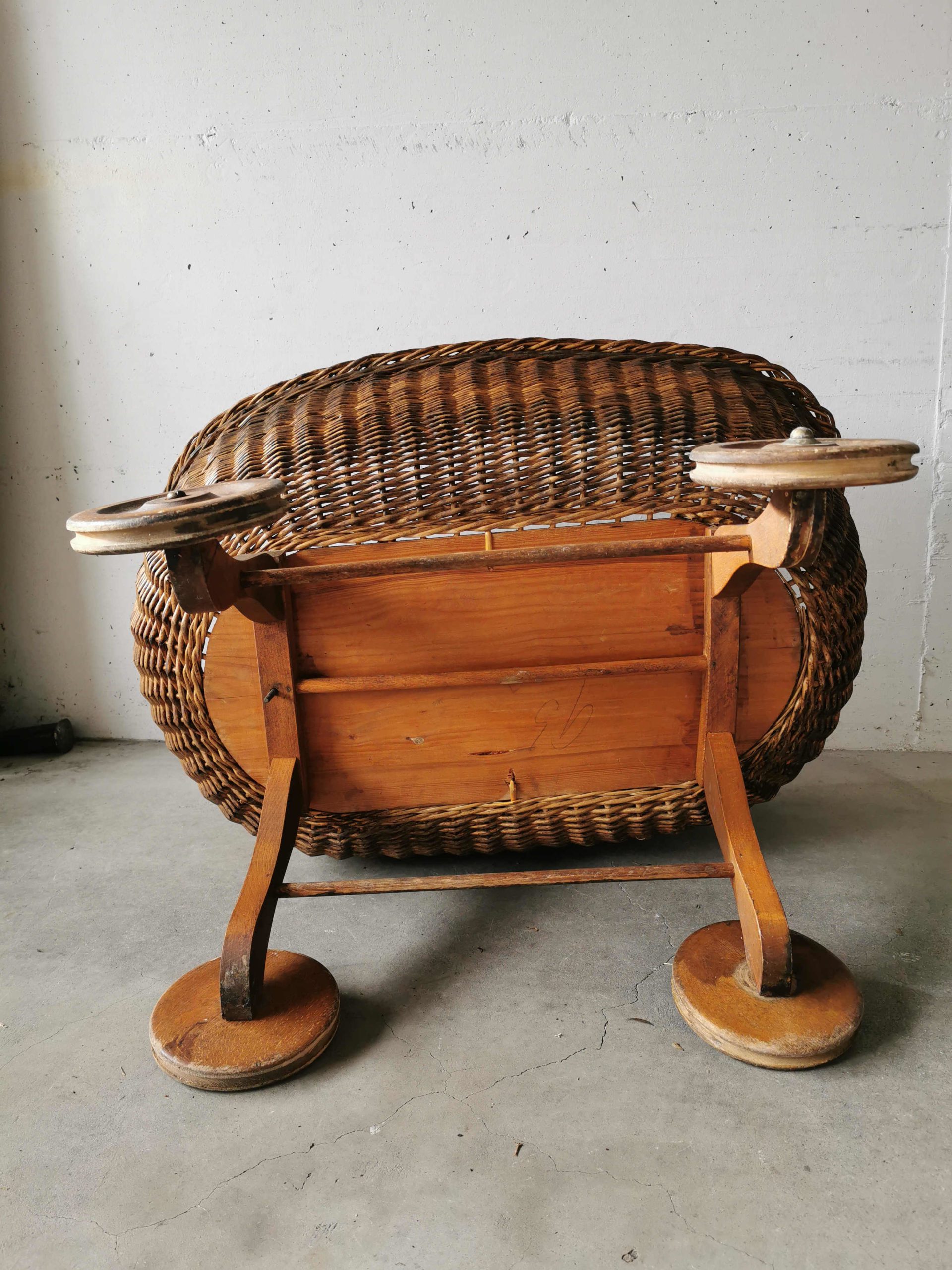 Berceau ancien en bois et osier, pièce rare – Image 6