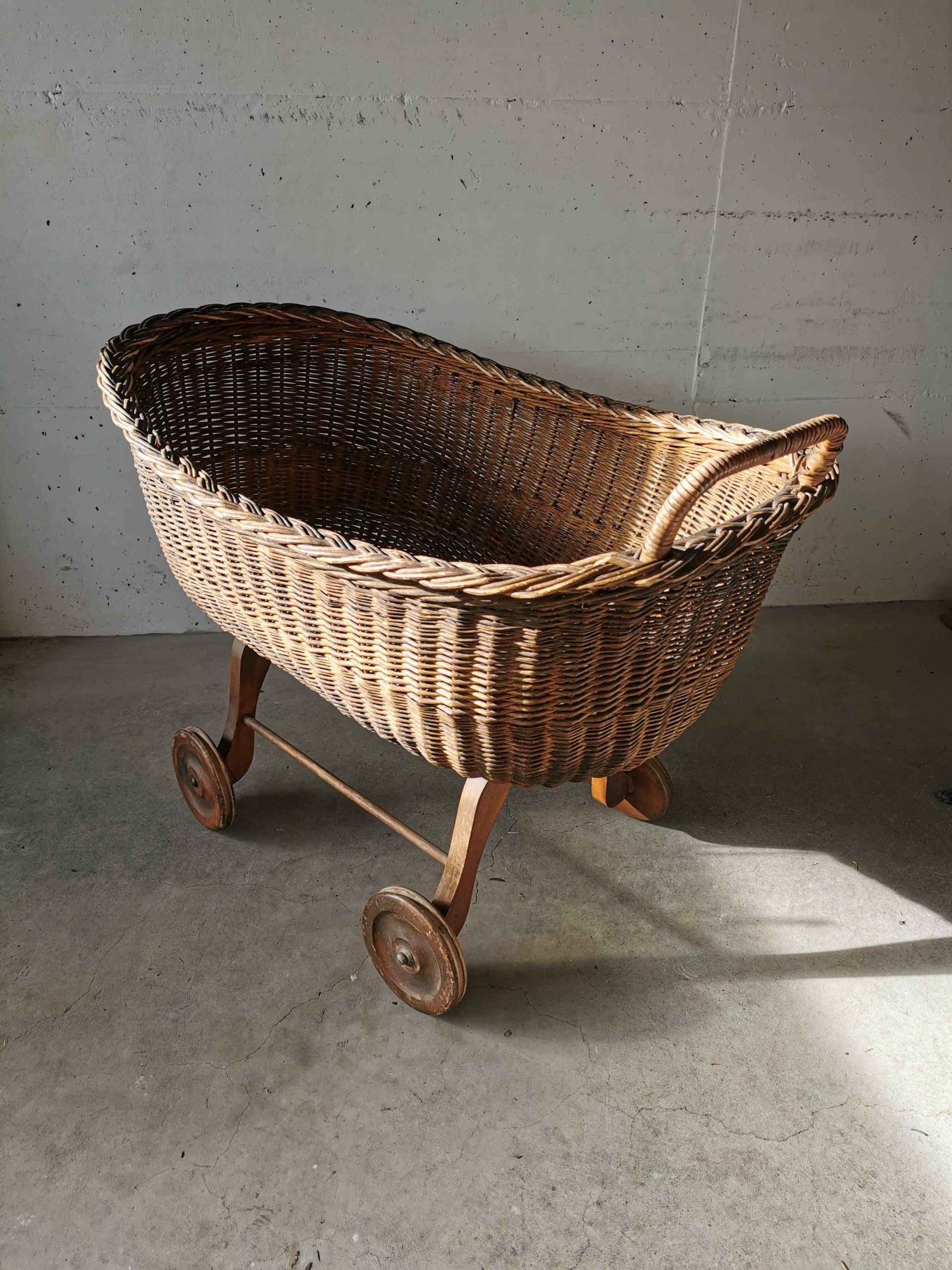 Berceau ancien en bois et osier, pièce rare – Image 3