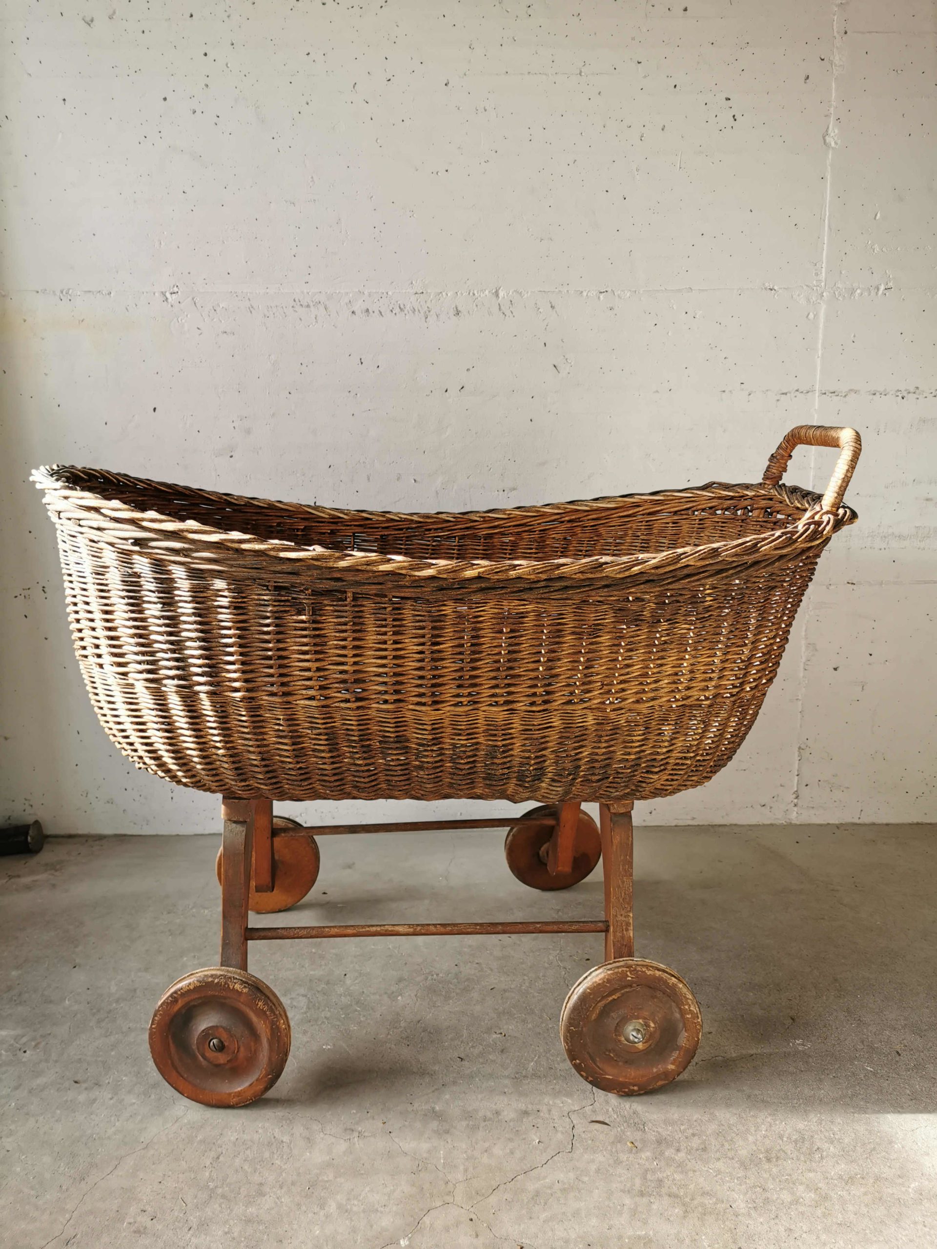 Berceau ancien en bois et osier, pièce rare – Image 5