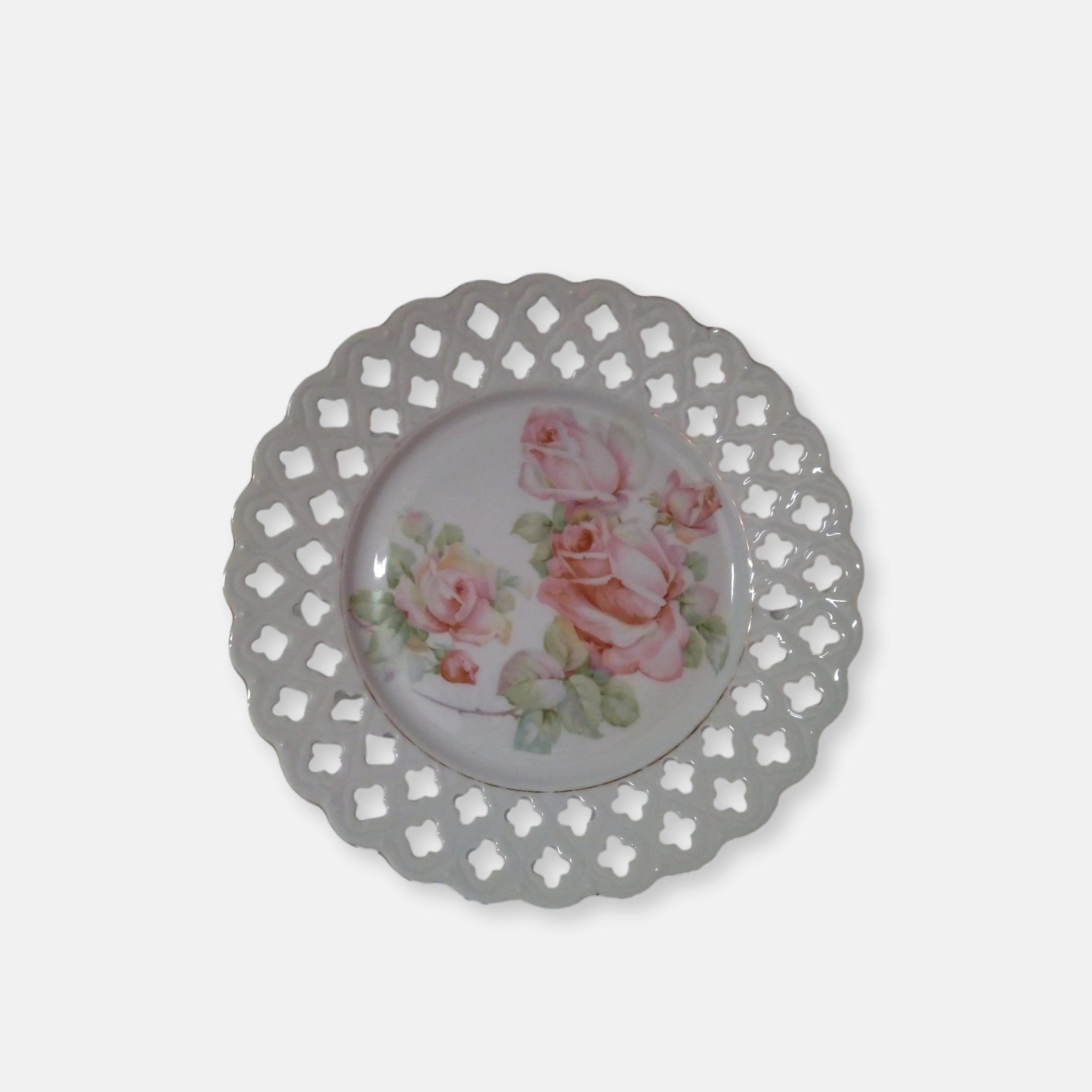 Assiette en porcelaine ajourée décorée de roses