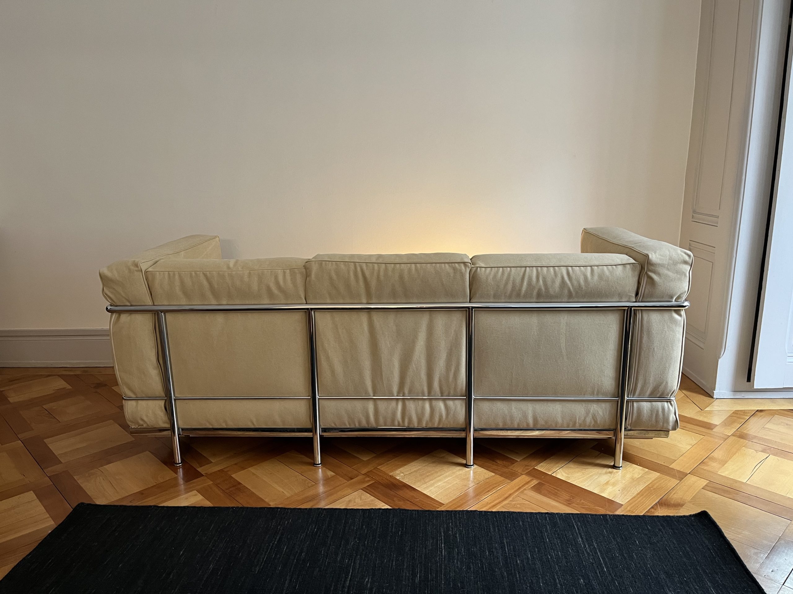 Ensemble LC2 de Le Corbusier, Perriand, Jeanneret par Cassina – Image 6