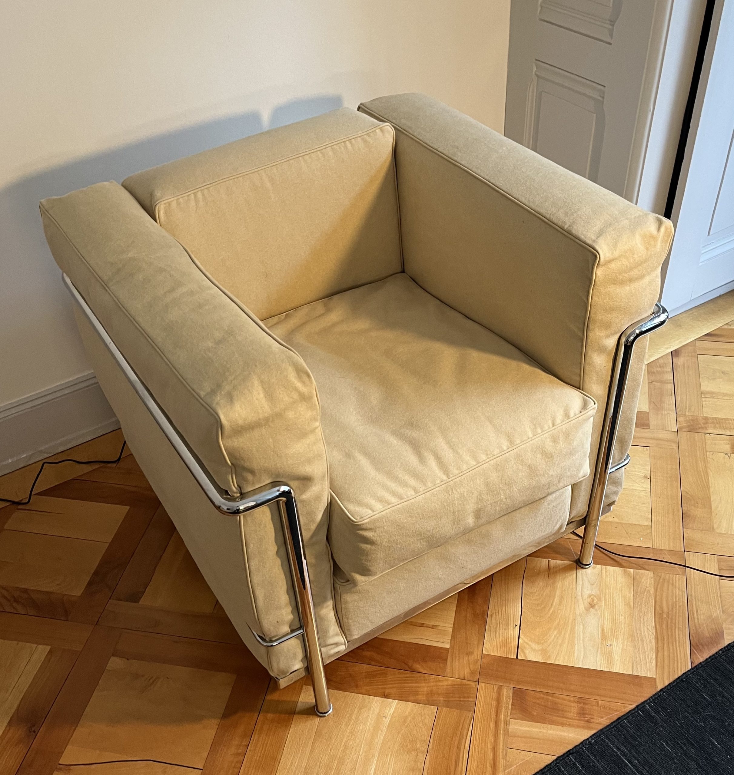 Ensemble LC2 de Le Corbusier, Perriand, Jeanneret par Cassina – Image 3