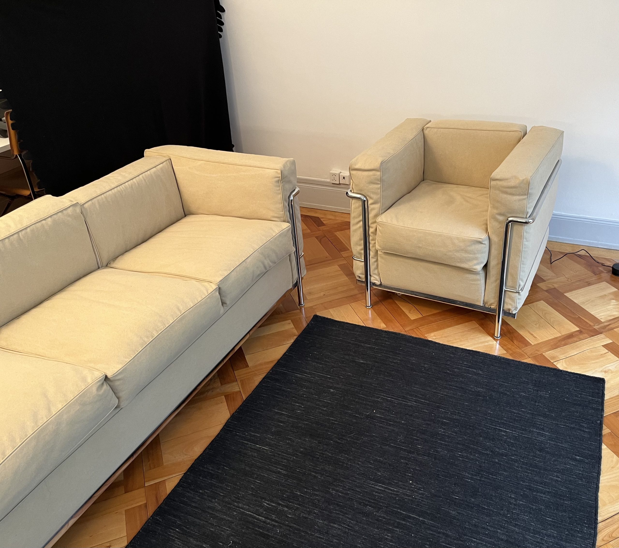 Ensemble LC2 de Le Corbusier, Perriand, Jeanneret par Cassina – Image 5