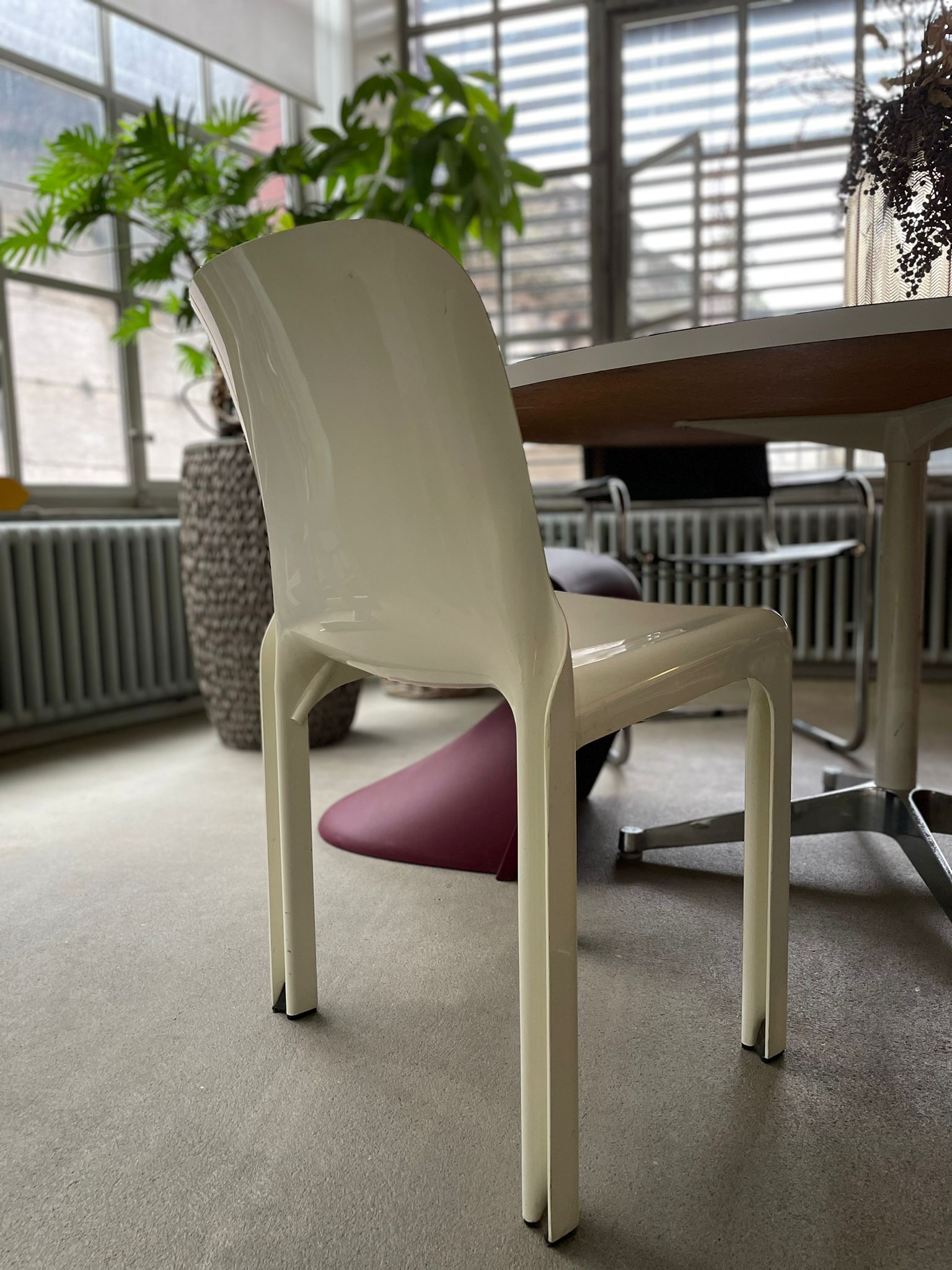 Paire de chaises Selene de Vico Magistretti – Image 5