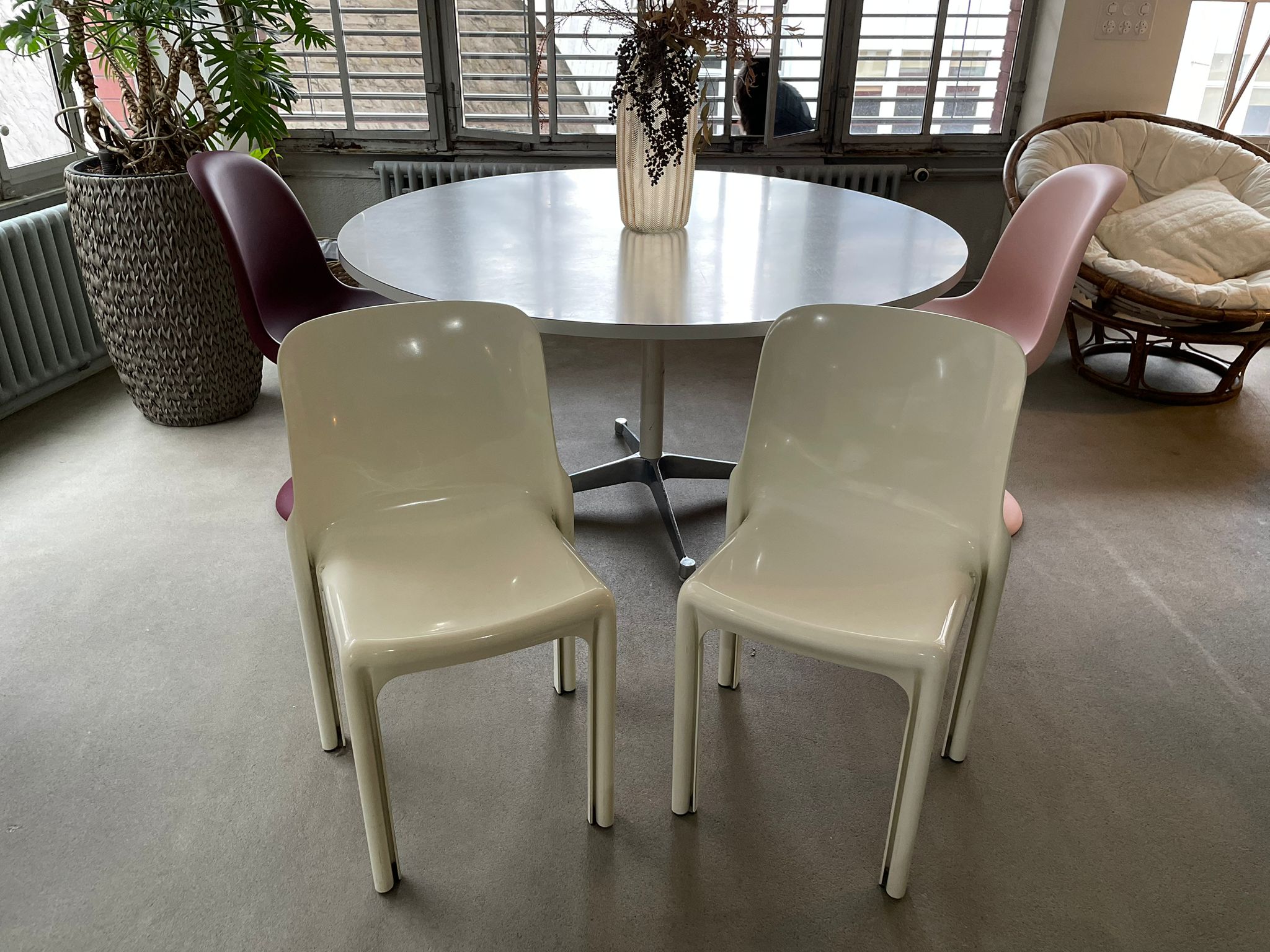 Paire de chaises Selene de Vico Magistretti – Image 3