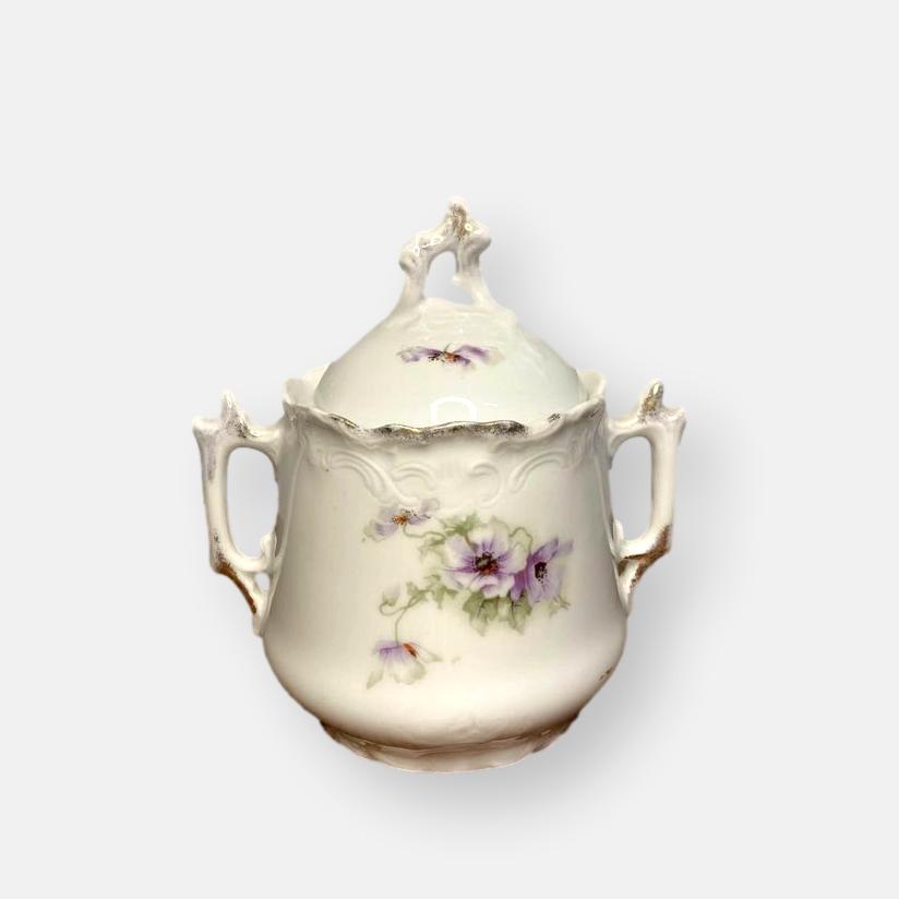 Pot blanc en porcelaine motif fleuri.