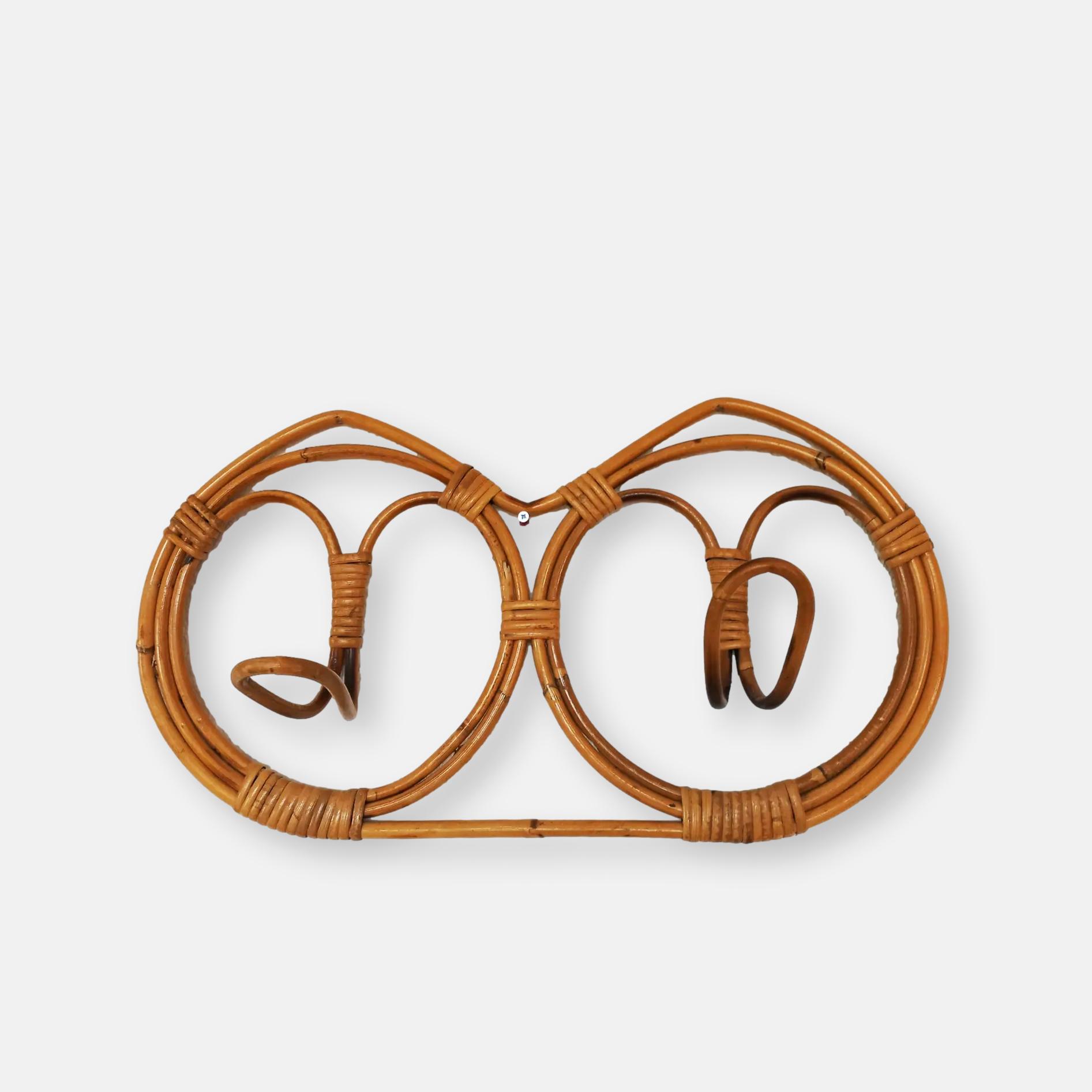 Porte-manteau en rotin avec cintres