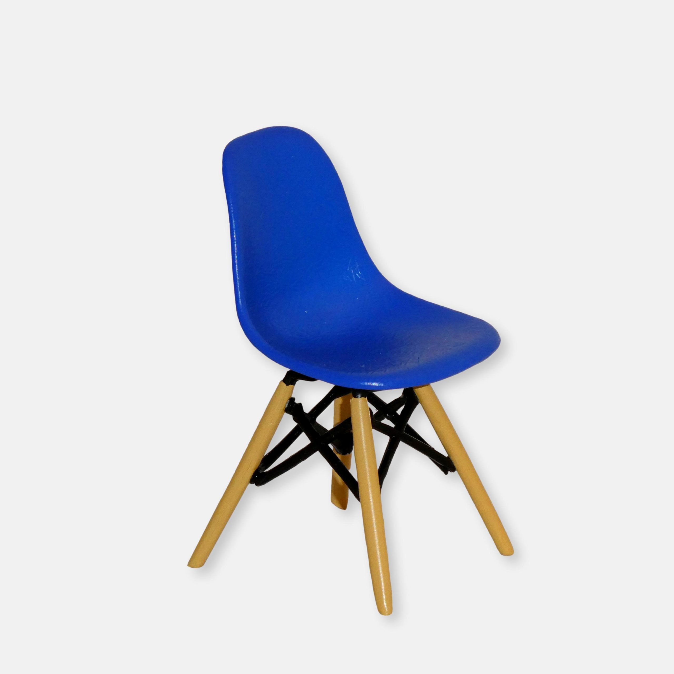 Miniature Chair 1/12 DSW Chair Charles et Ray Eames