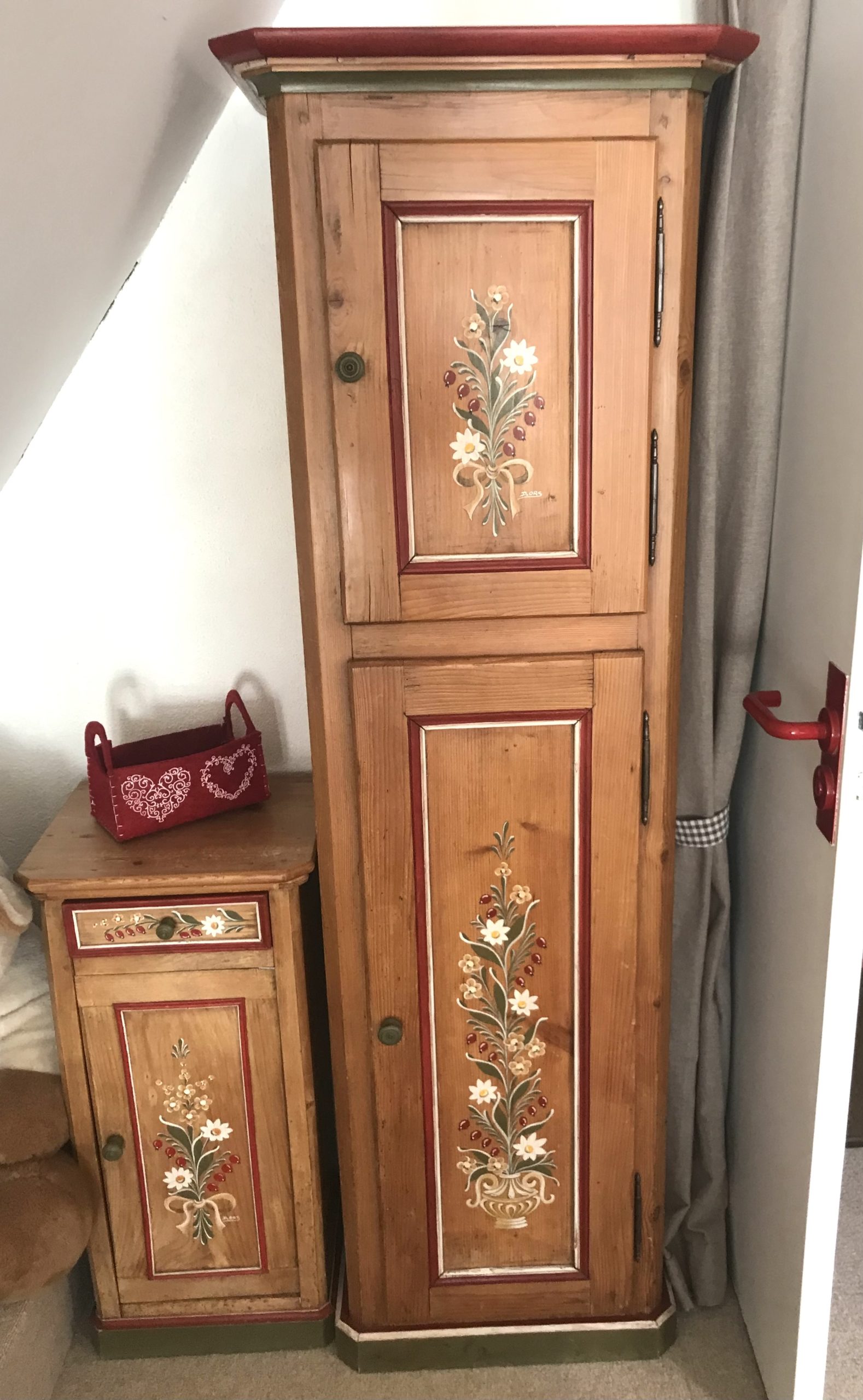 Bonnetiere en pin massif décorée main – Image 3