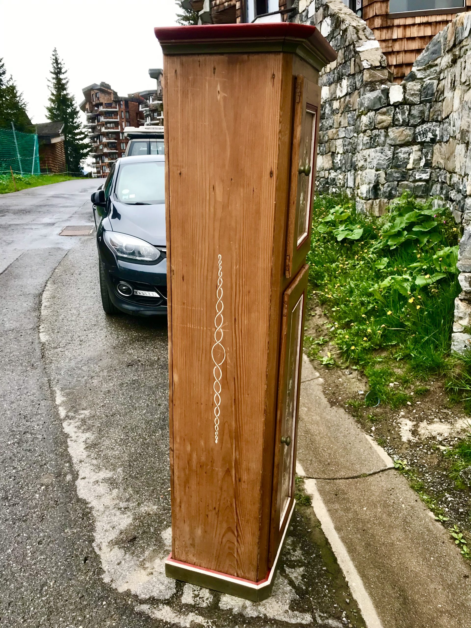 Bonnetiere en pin massif décorée main – Image 5