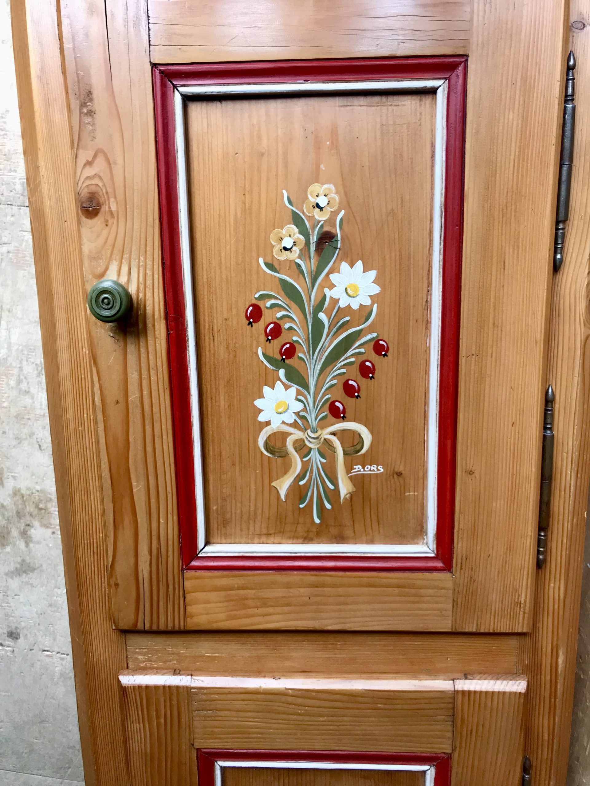 Bonnetiere en pin massif décorée main – Image 4