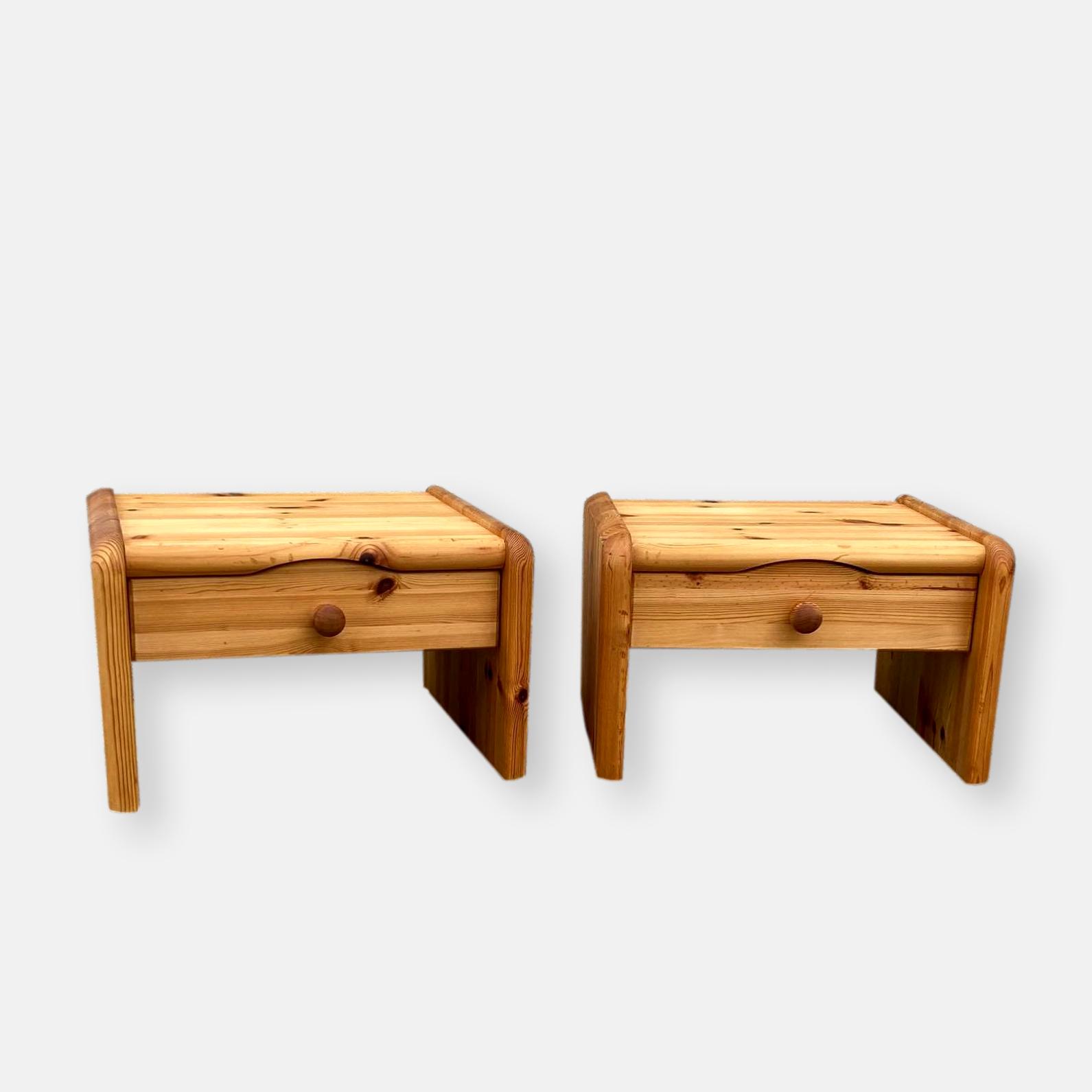 tables de nuit en bois de pin