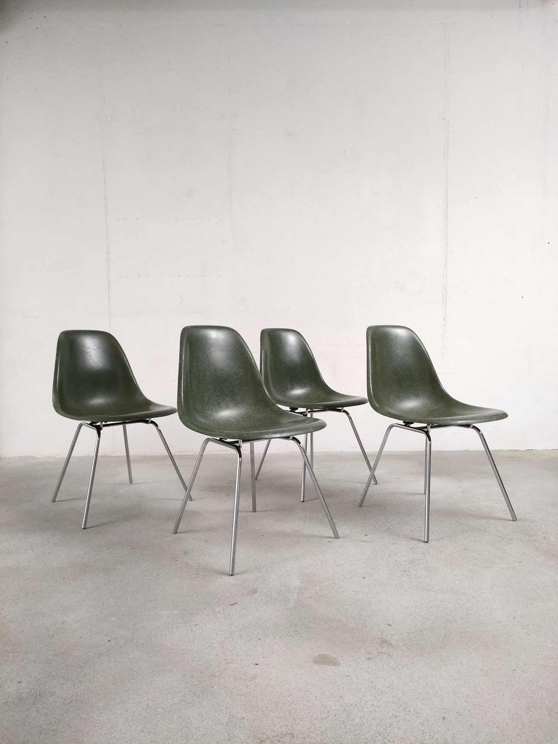 Set de 4 chaises Eames DSX couleur forest green – Image 2