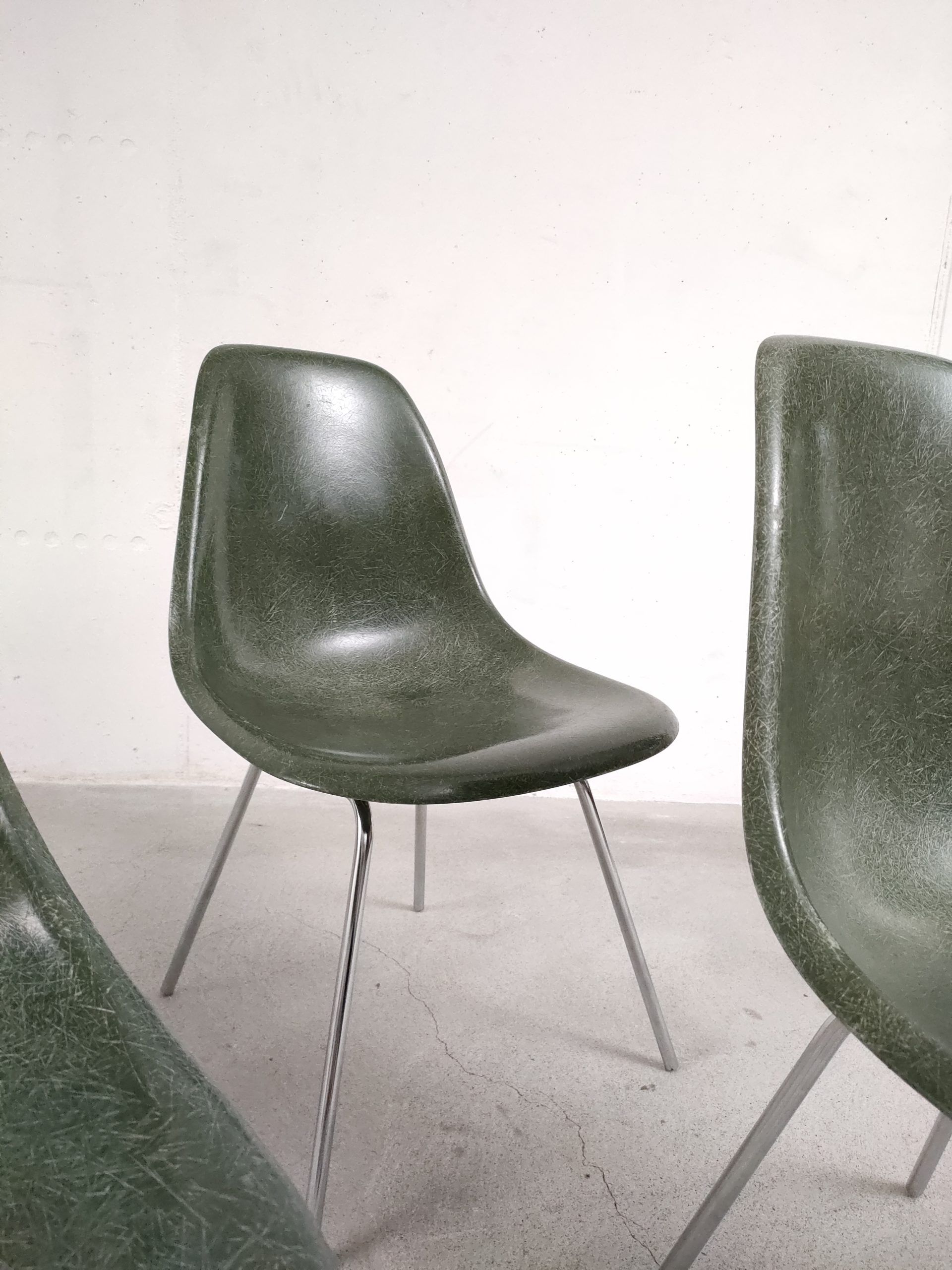 Set de 4 chaises Eames DSX couleur forest green – Image 4