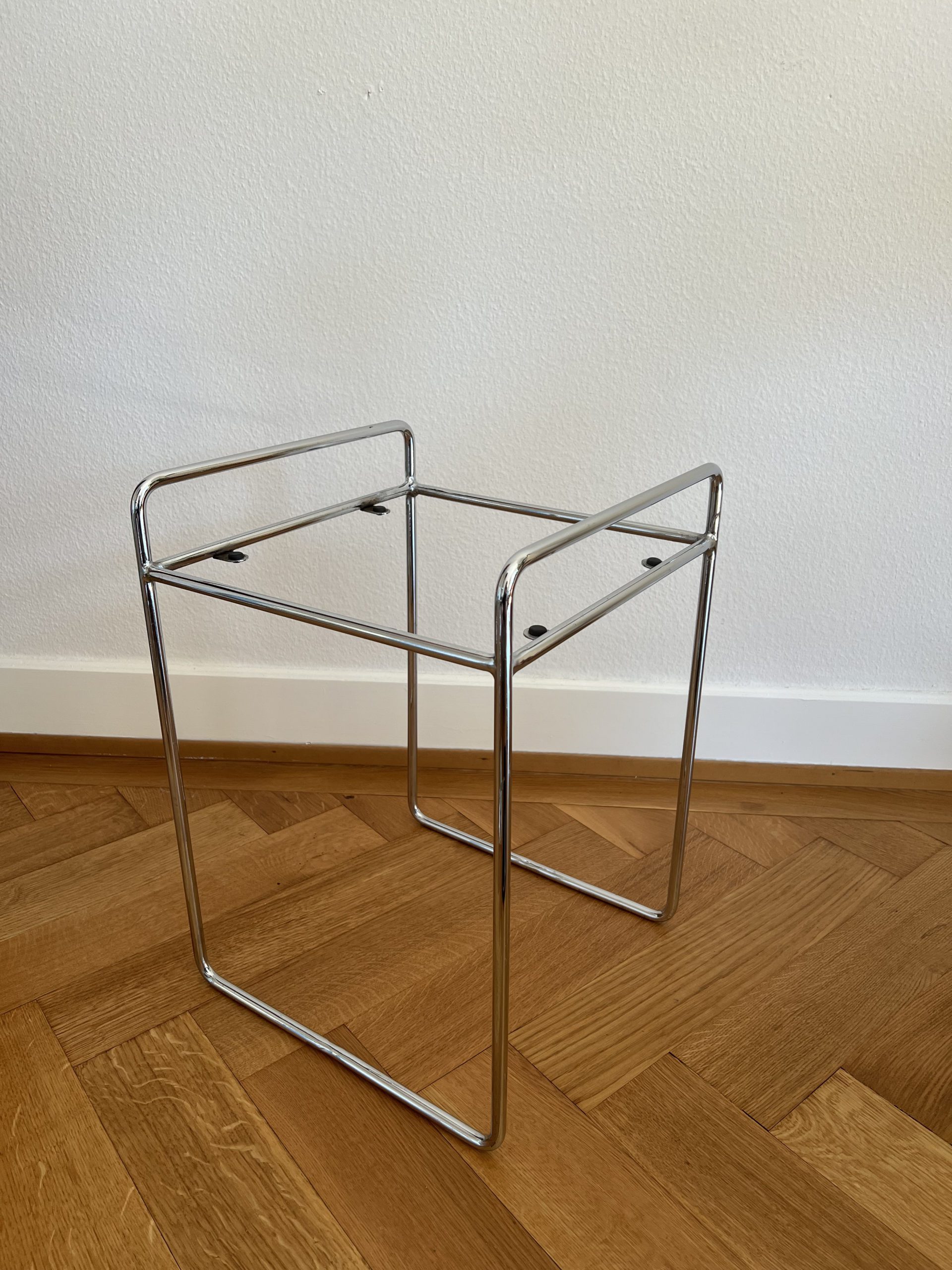 Petite table en acier tubulaire et plateau noir – Image 6