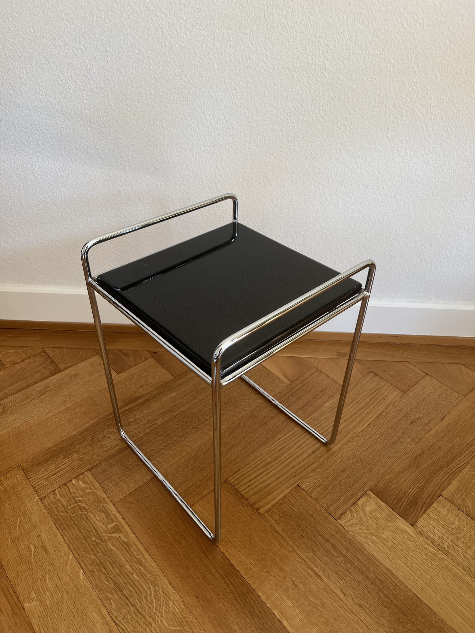 Petite table en acier tubulaire et plateau noir – Image 2