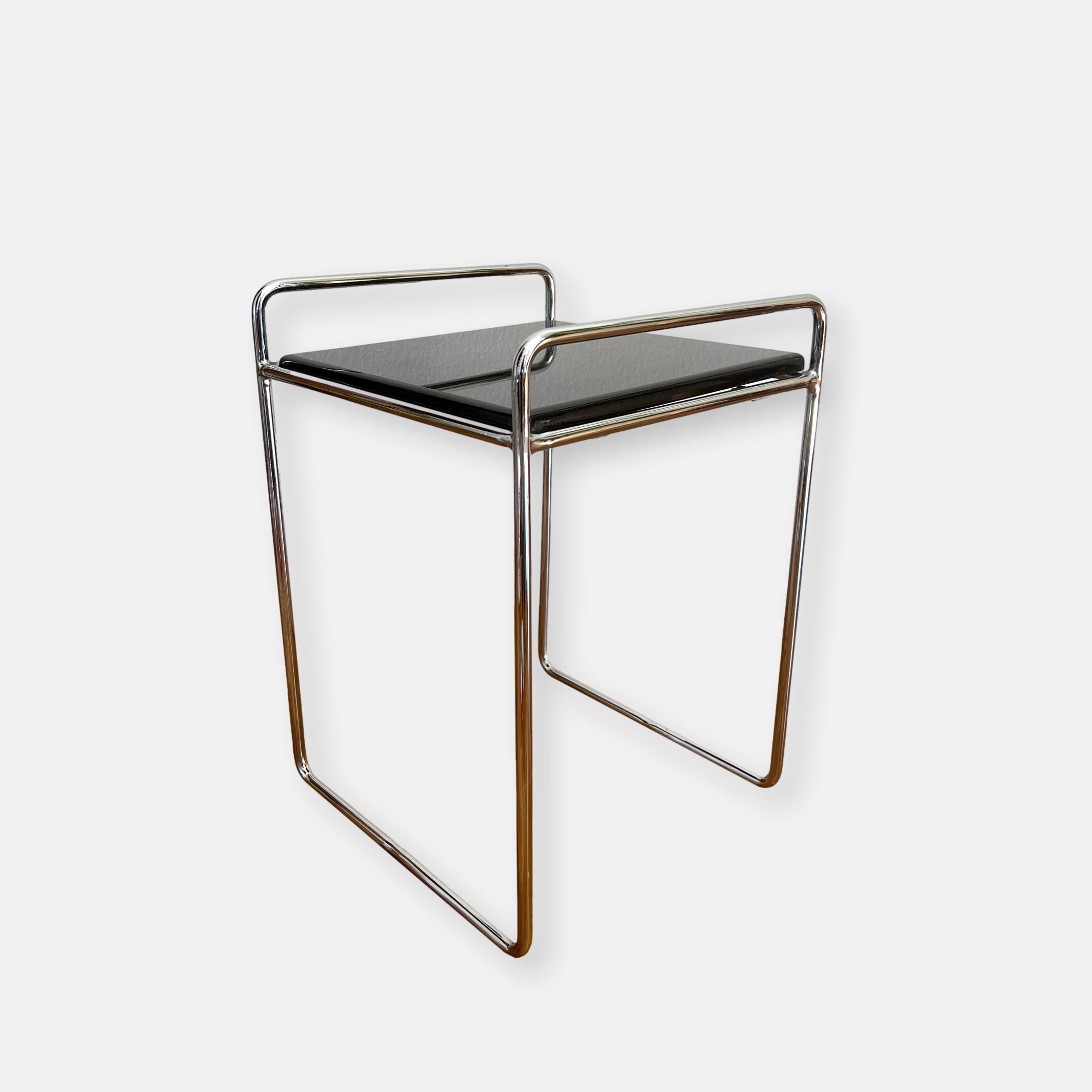 Petite table en acier tubulaire et plateau noir