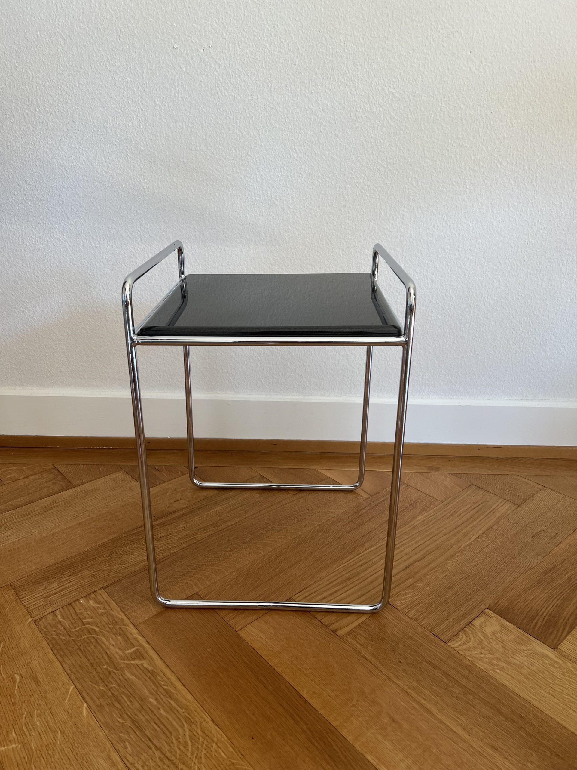 Petite table en acier tubulaire et plateau noir – Image 3