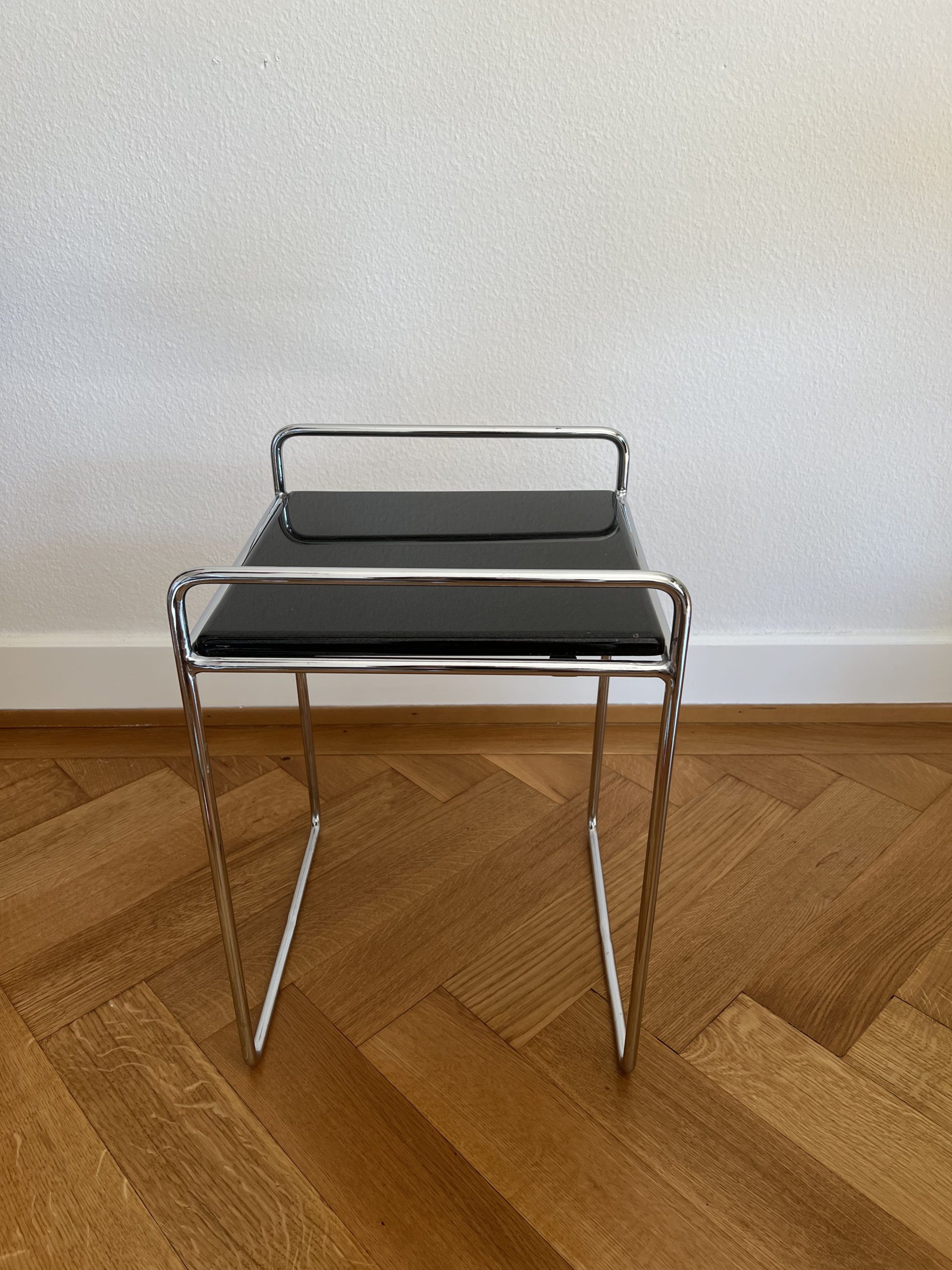 Petite table en acier tubulaire et plateau noir – Image 4