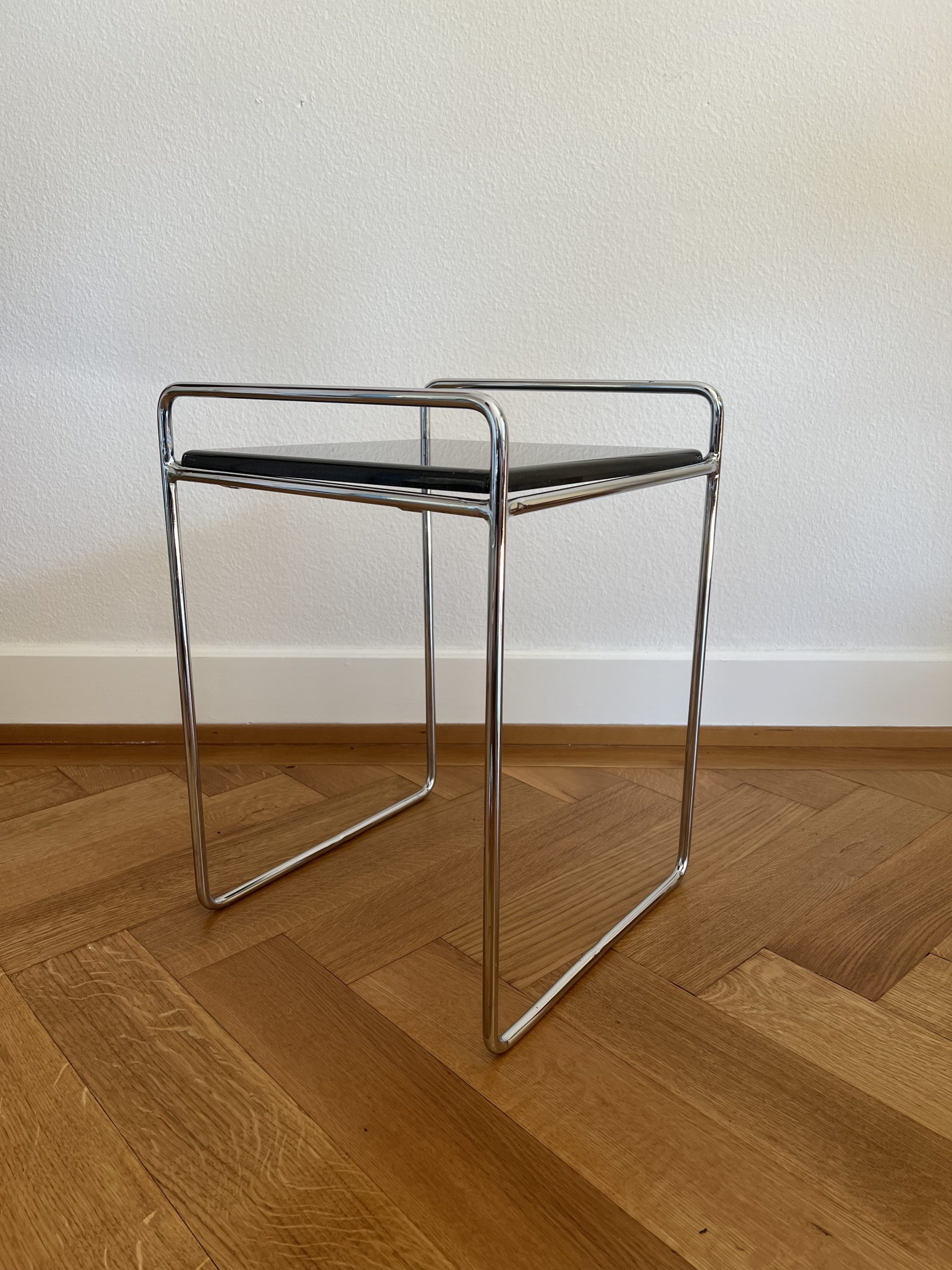 Petite table en acier tubulaire et plateau noir – Image 5