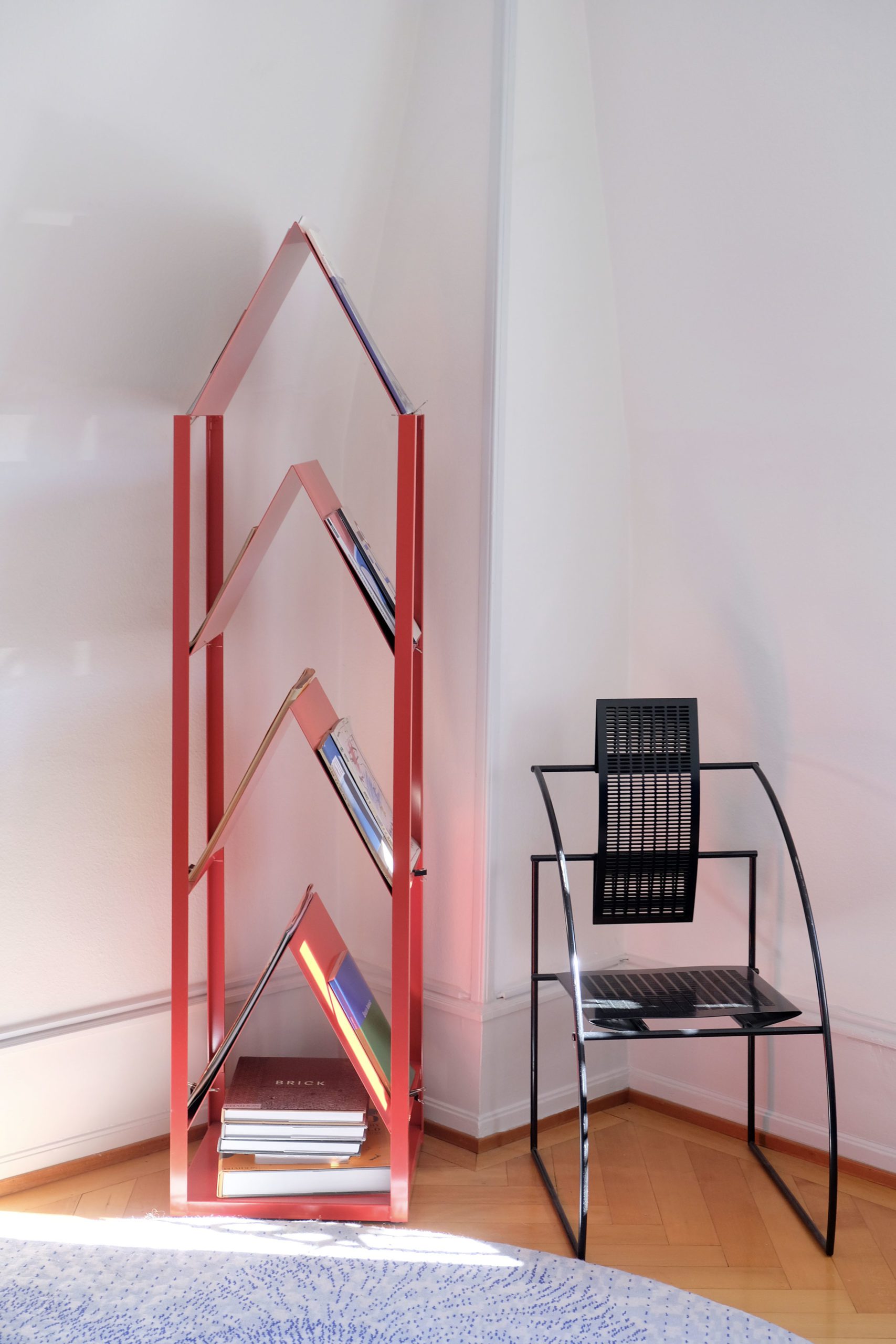 Bibliothèque / présentoir de livres métallique rouge – Image 3