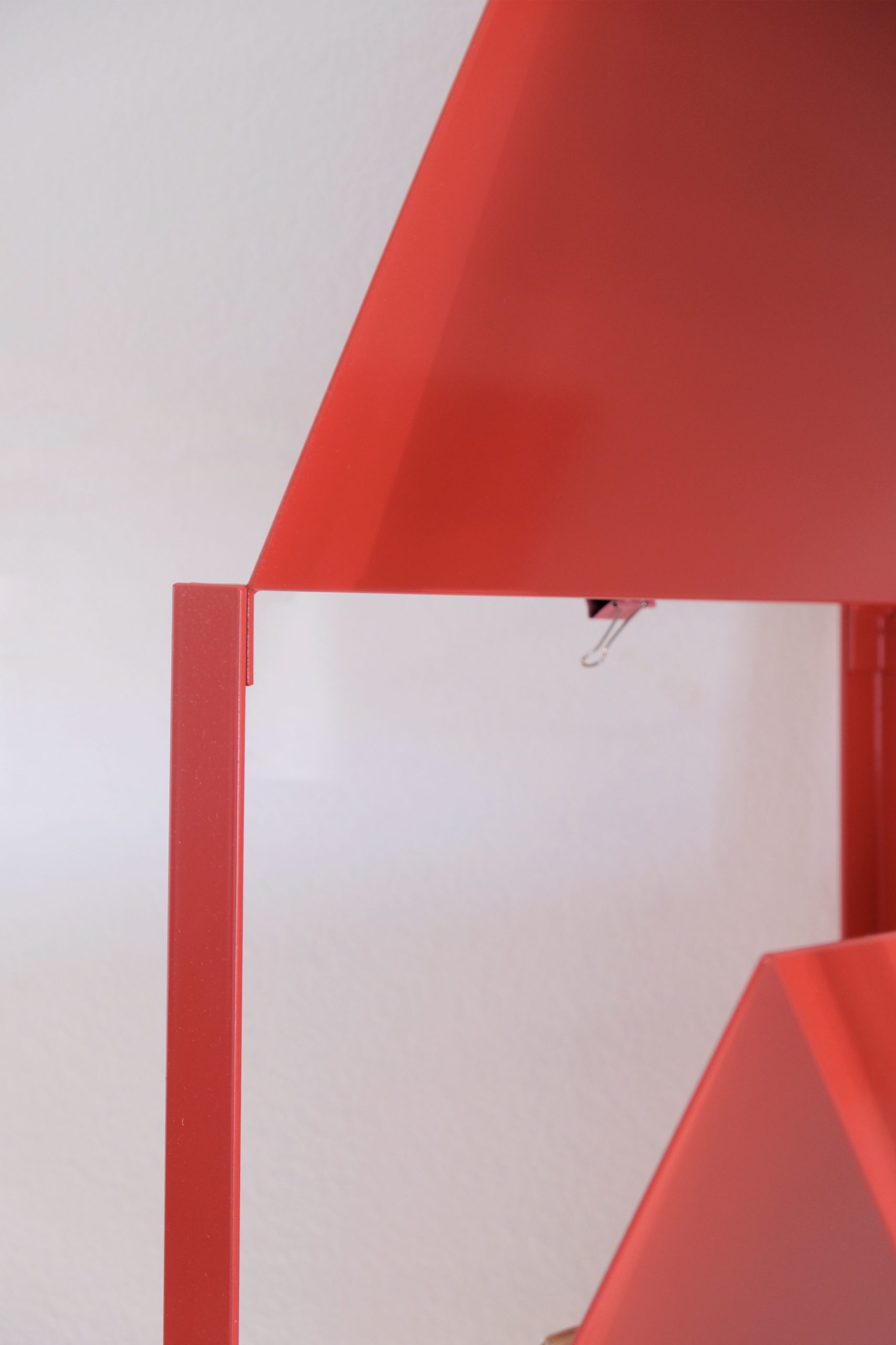 Bibliothèque / présentoir de livres métallique rouge – Image 4