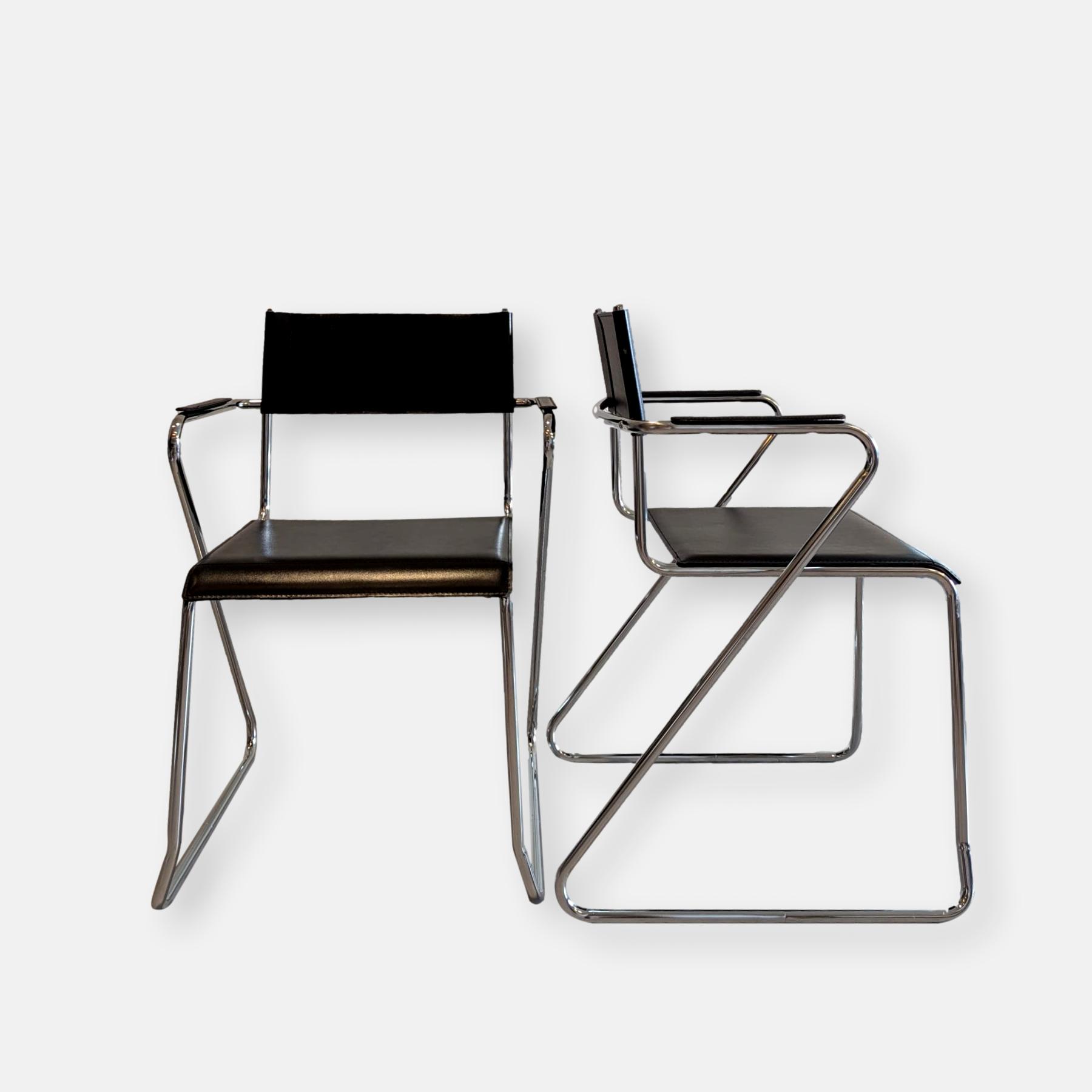 Une paire de fauteuils noirs et chromés d'après Marcel Breuer.