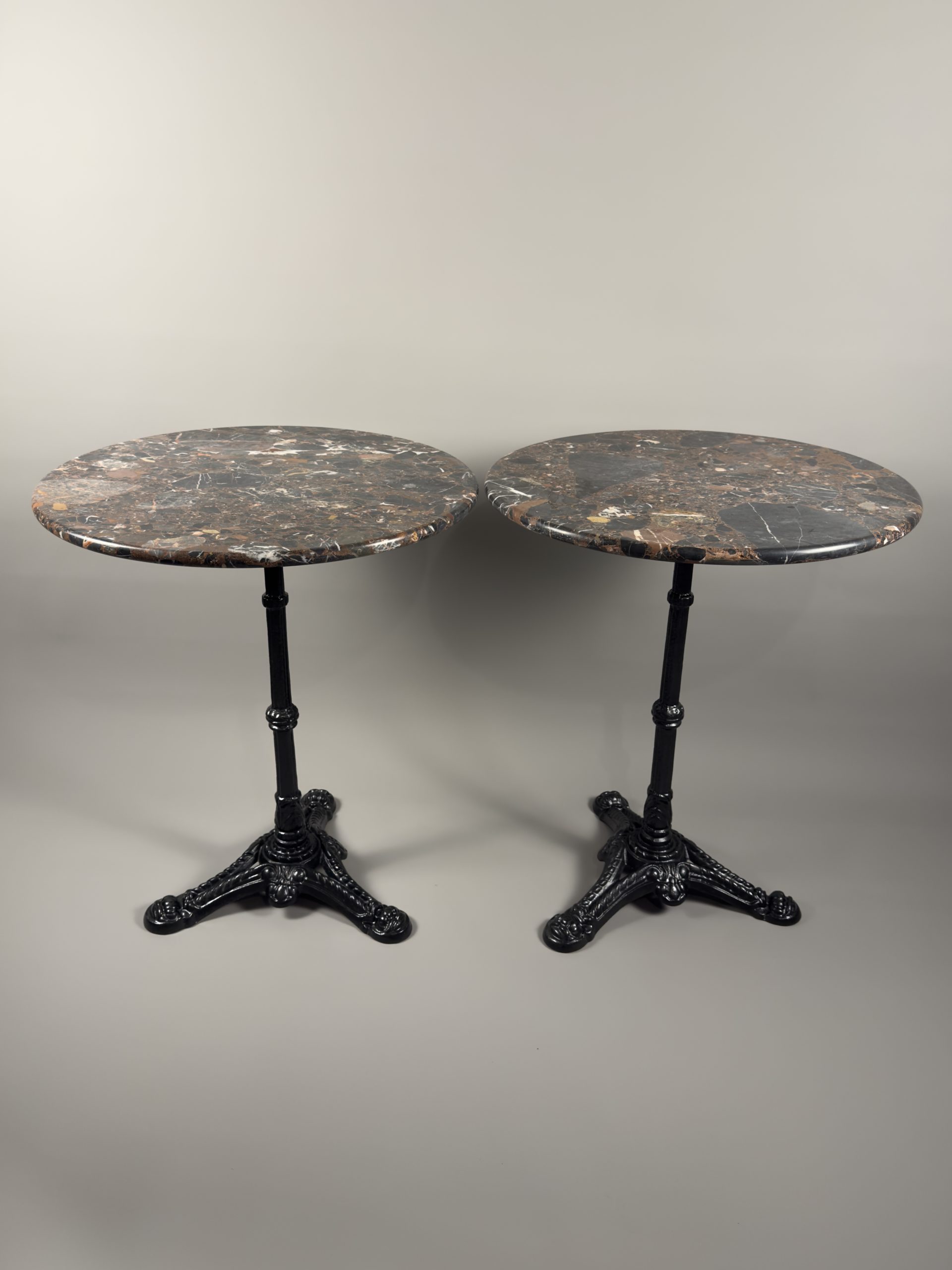 Vintage bistro table with round marble top and cast iron base – Image 3