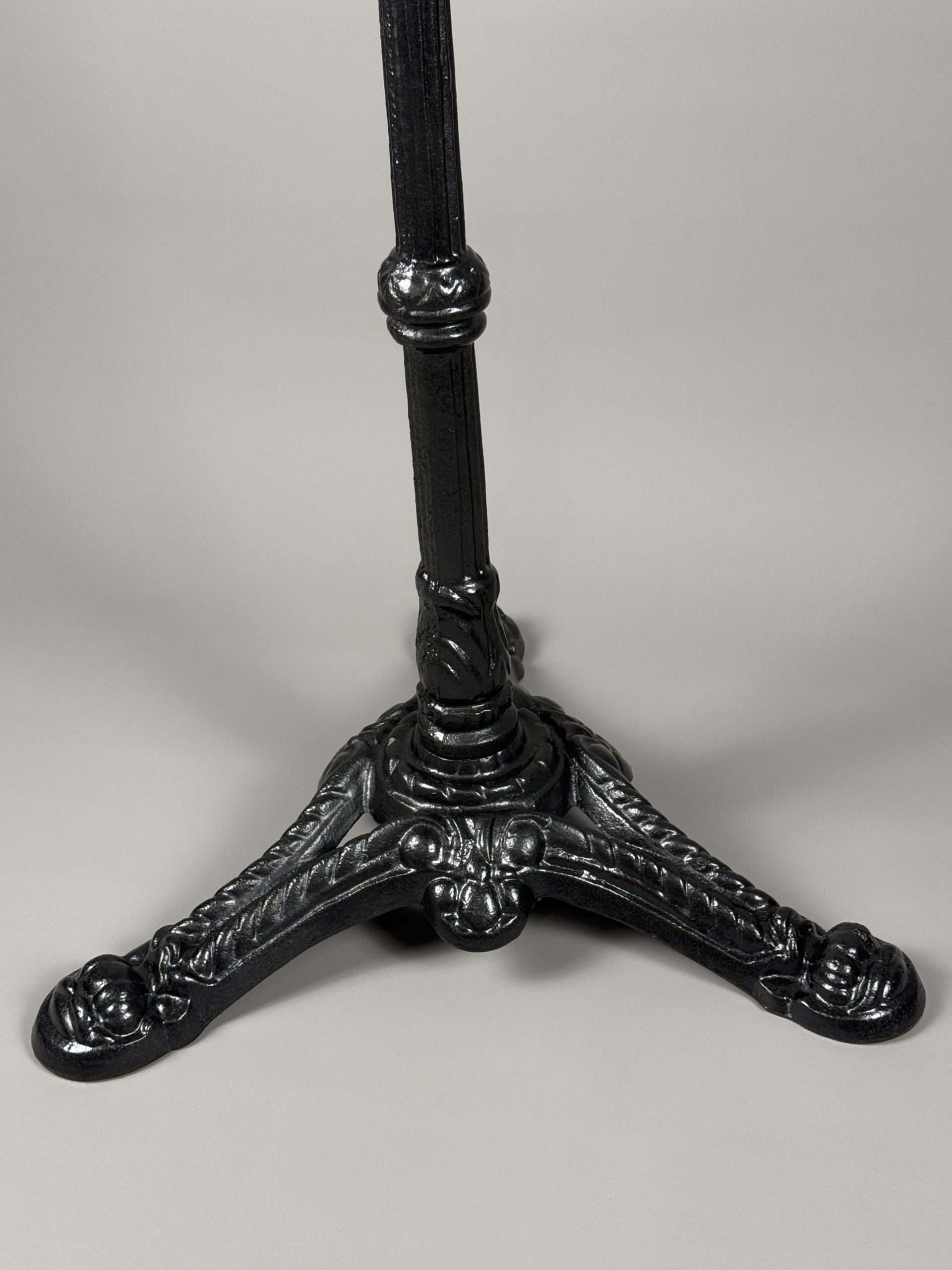 Vintage bistro table with round marble top and cast iron base – Image 5