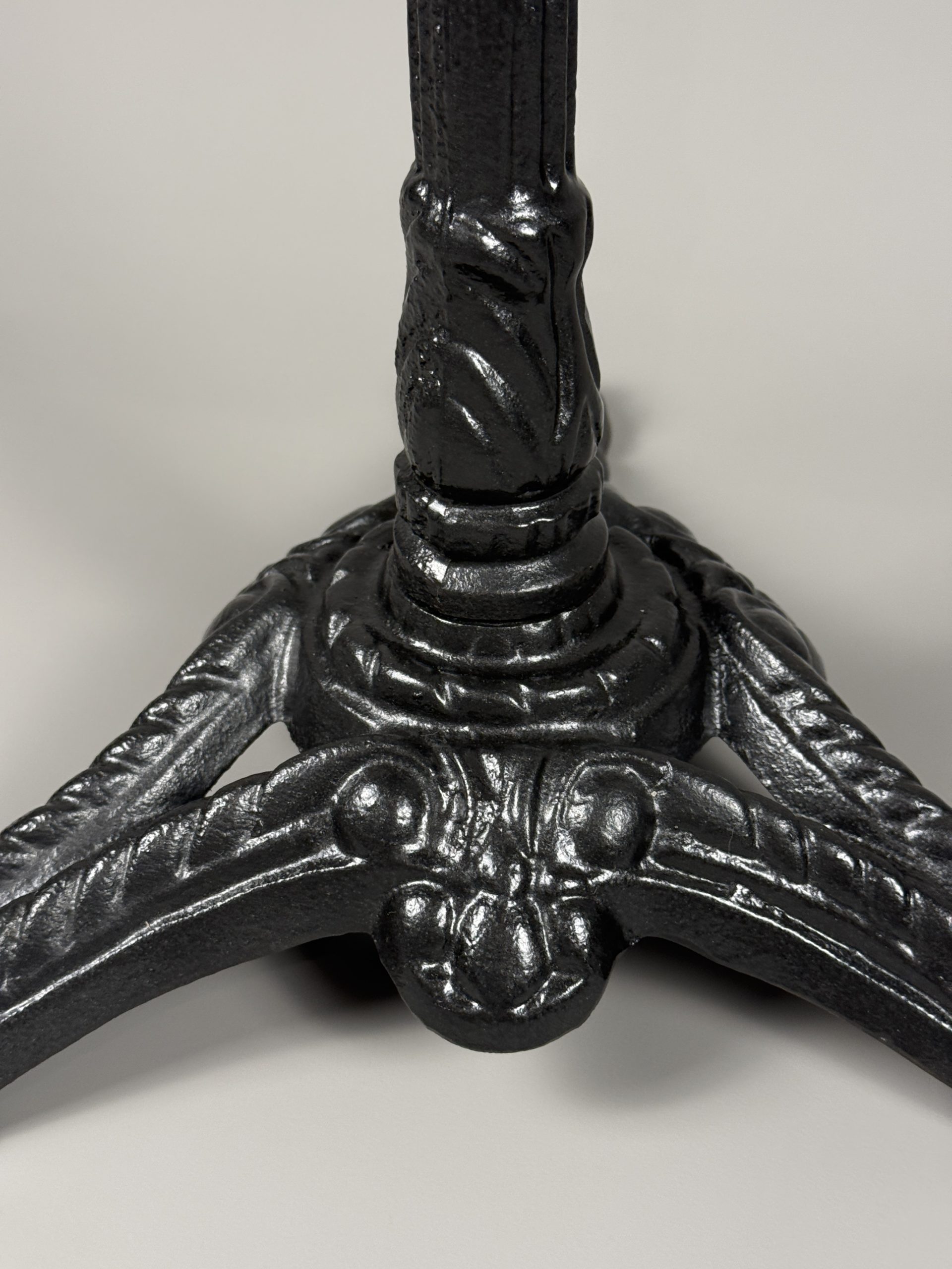 Vintage bistro table with round marble top and cast iron base – Image 7