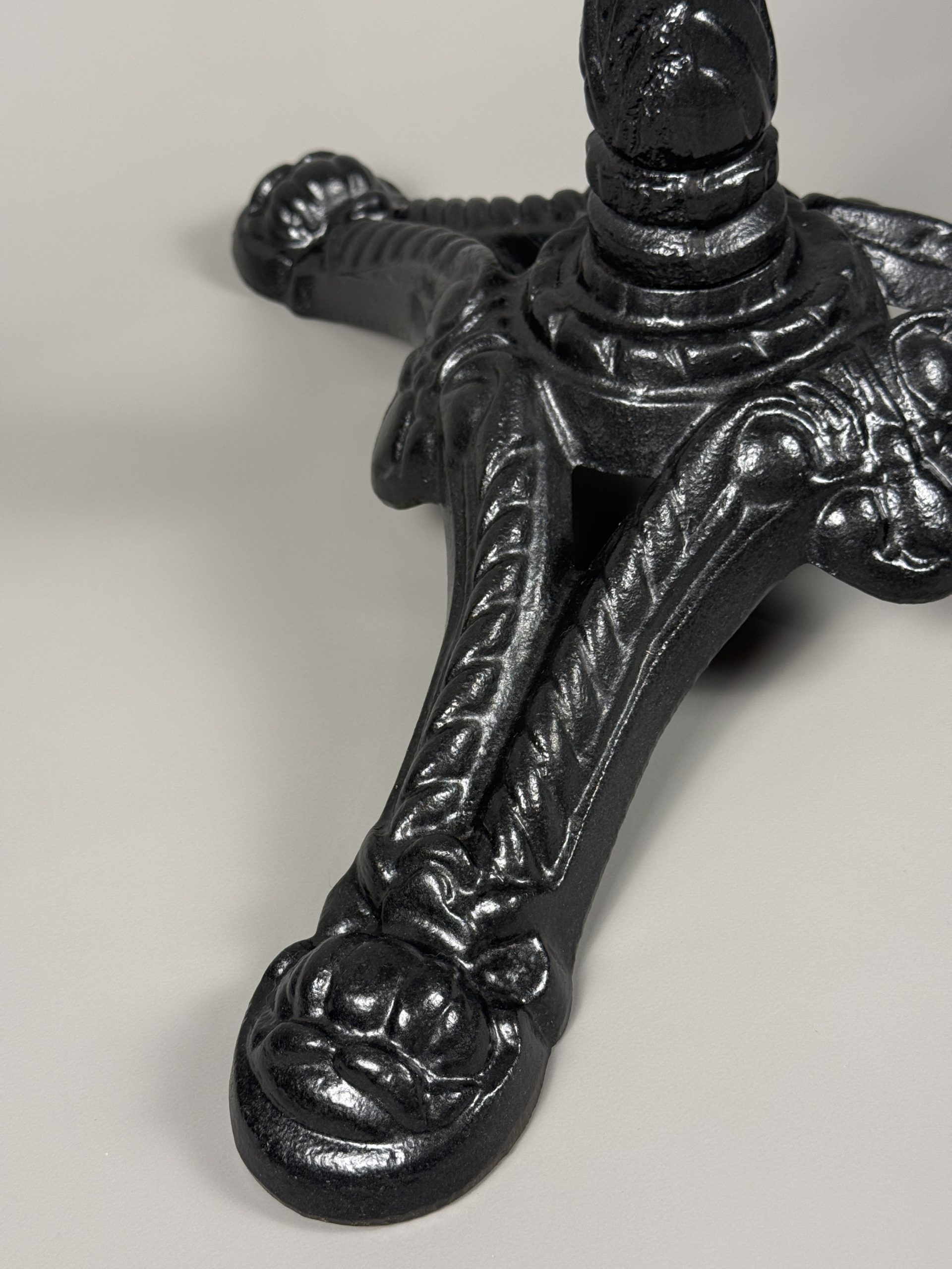 Vintage bistro table with round marble top and cast iron base – Image 8