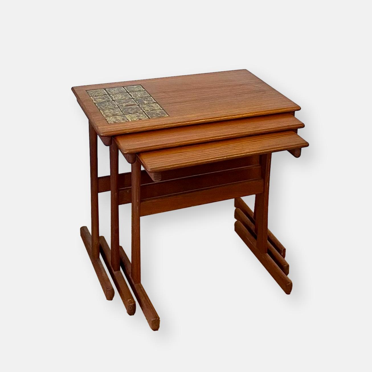 Tables gigognes en teck vintage