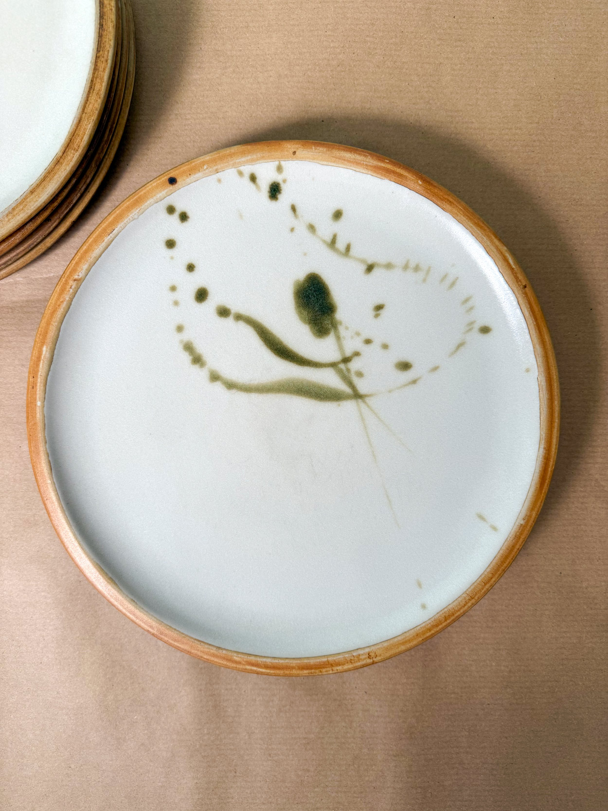 Lot de 7 assiettes Poterie de la Colombe (France) – Image 4