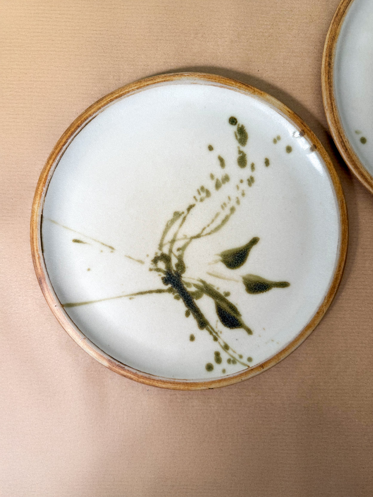 Lot de 7 assiettes Poterie de la Colombe (France) – Image 6