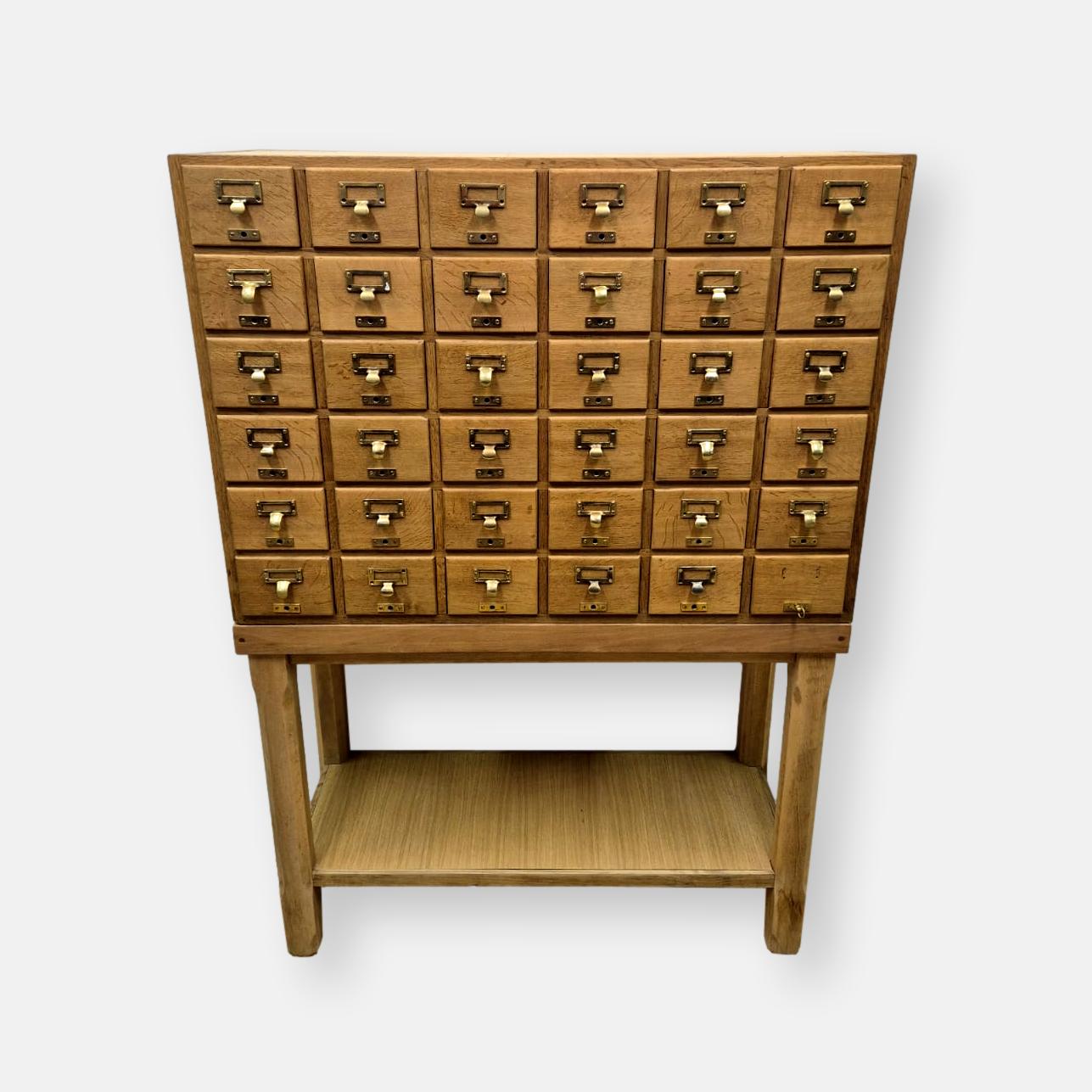 Ancien meuble de bibliothèque