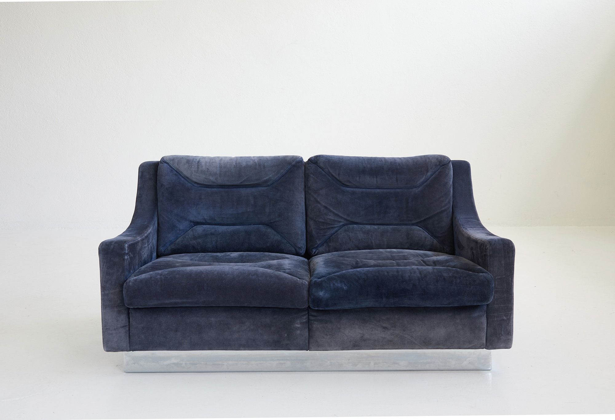 Canapé en daim bleu dans le style de Jacques Charpentier – Image 3