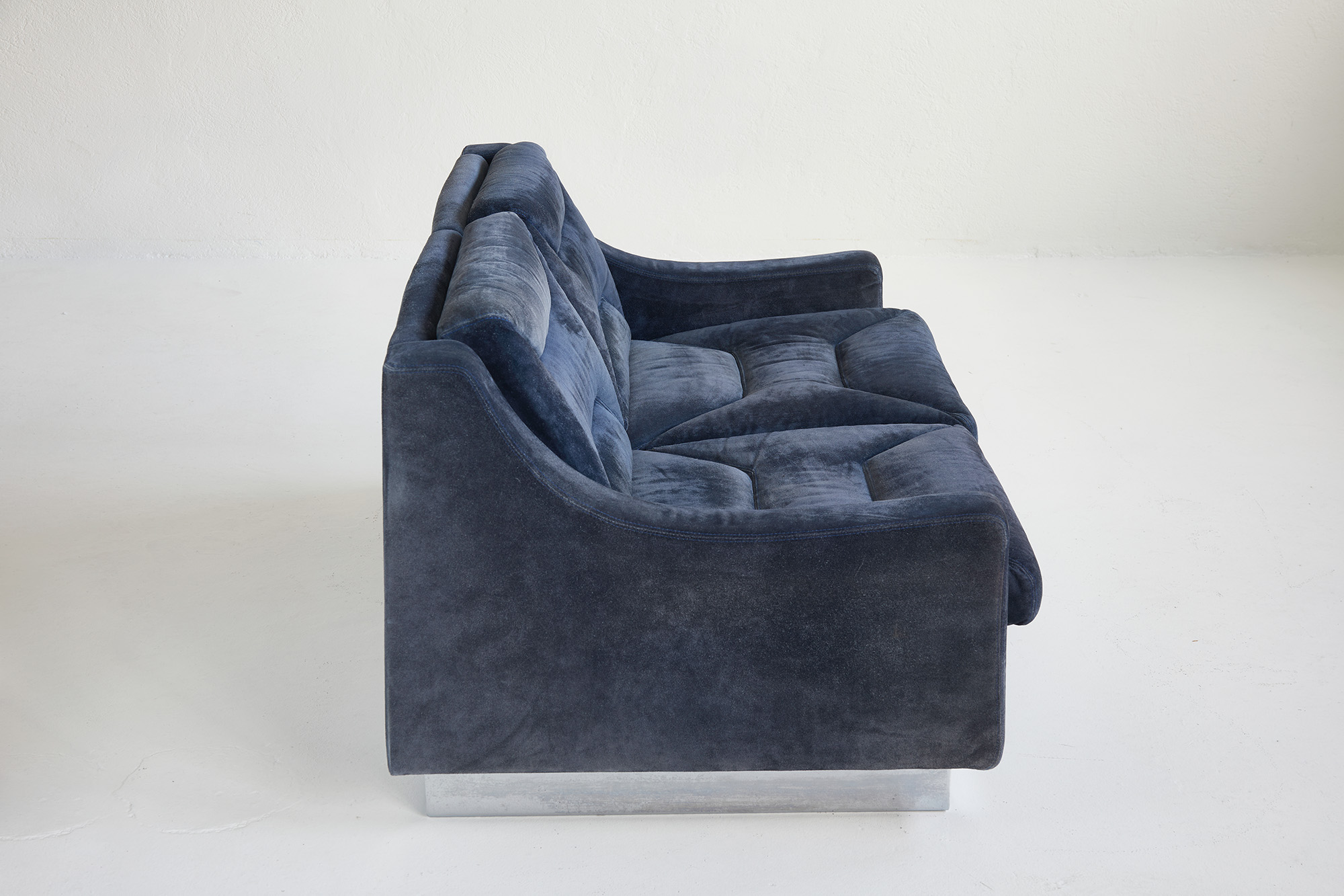 Canapé en daim bleu dans le style de Jacques Charpentier – Image 4