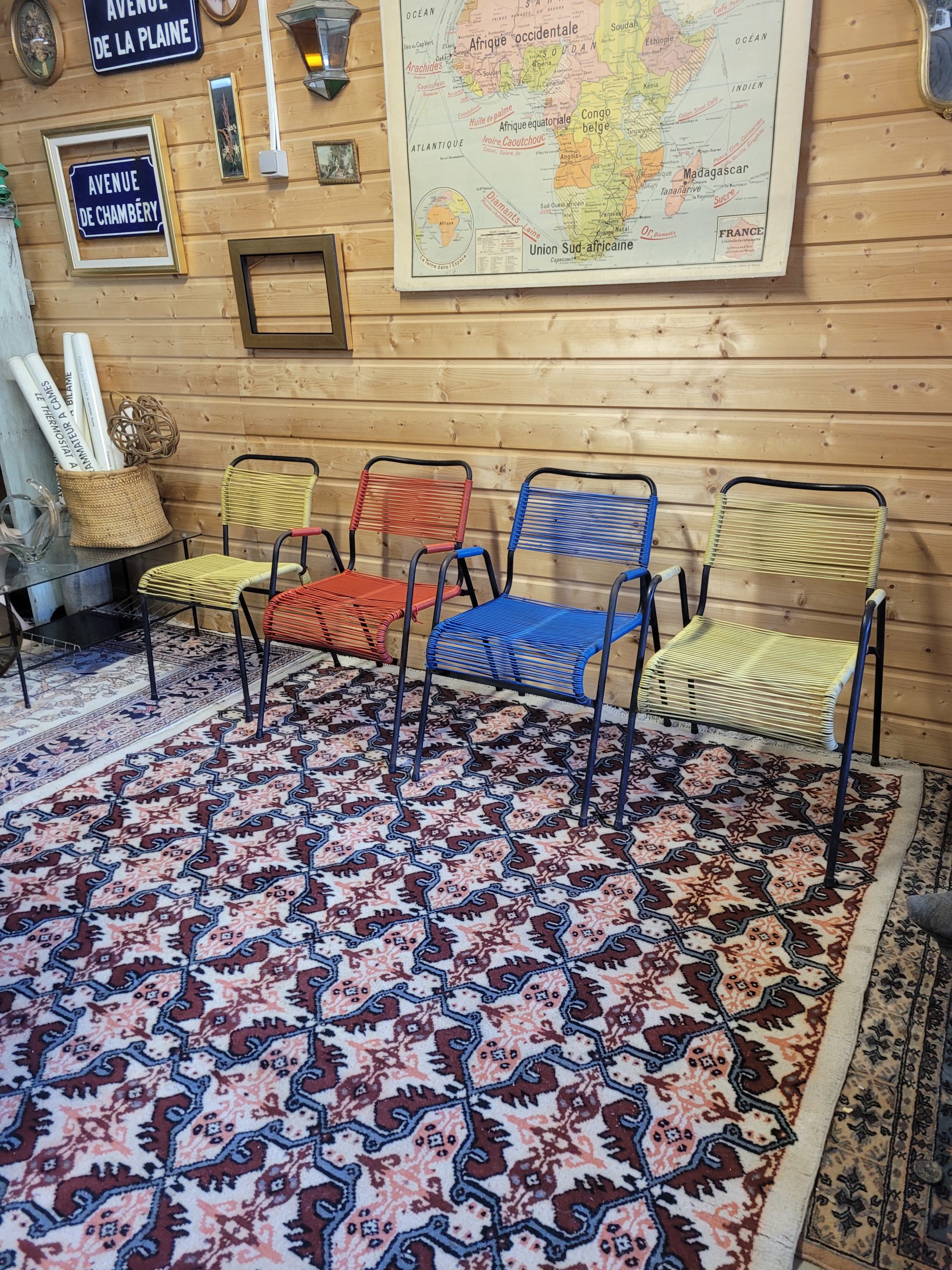 Fauteuils et chaises scoubidous années 50 – Image 2