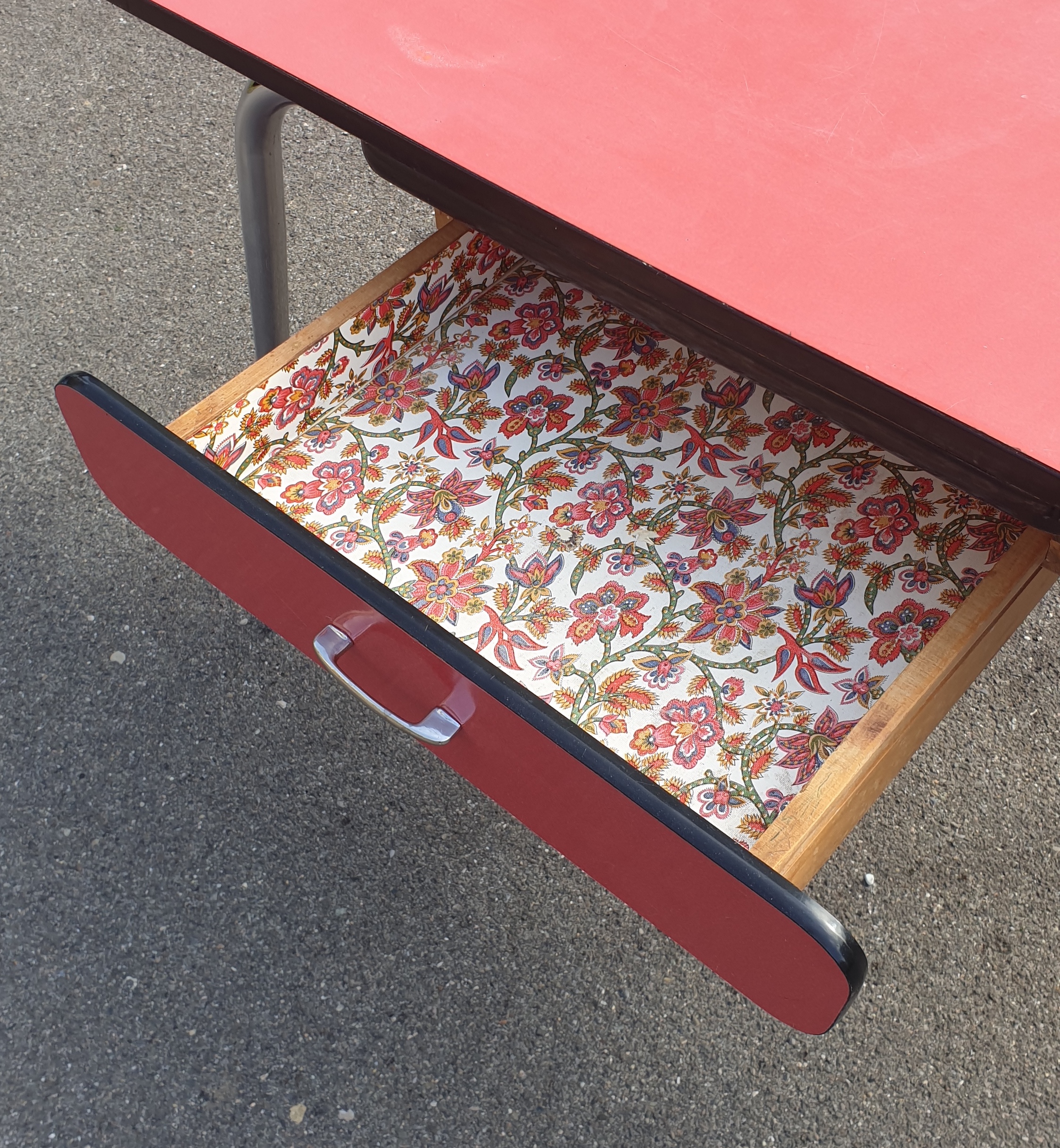 Table formica rouge framboise – Image 8