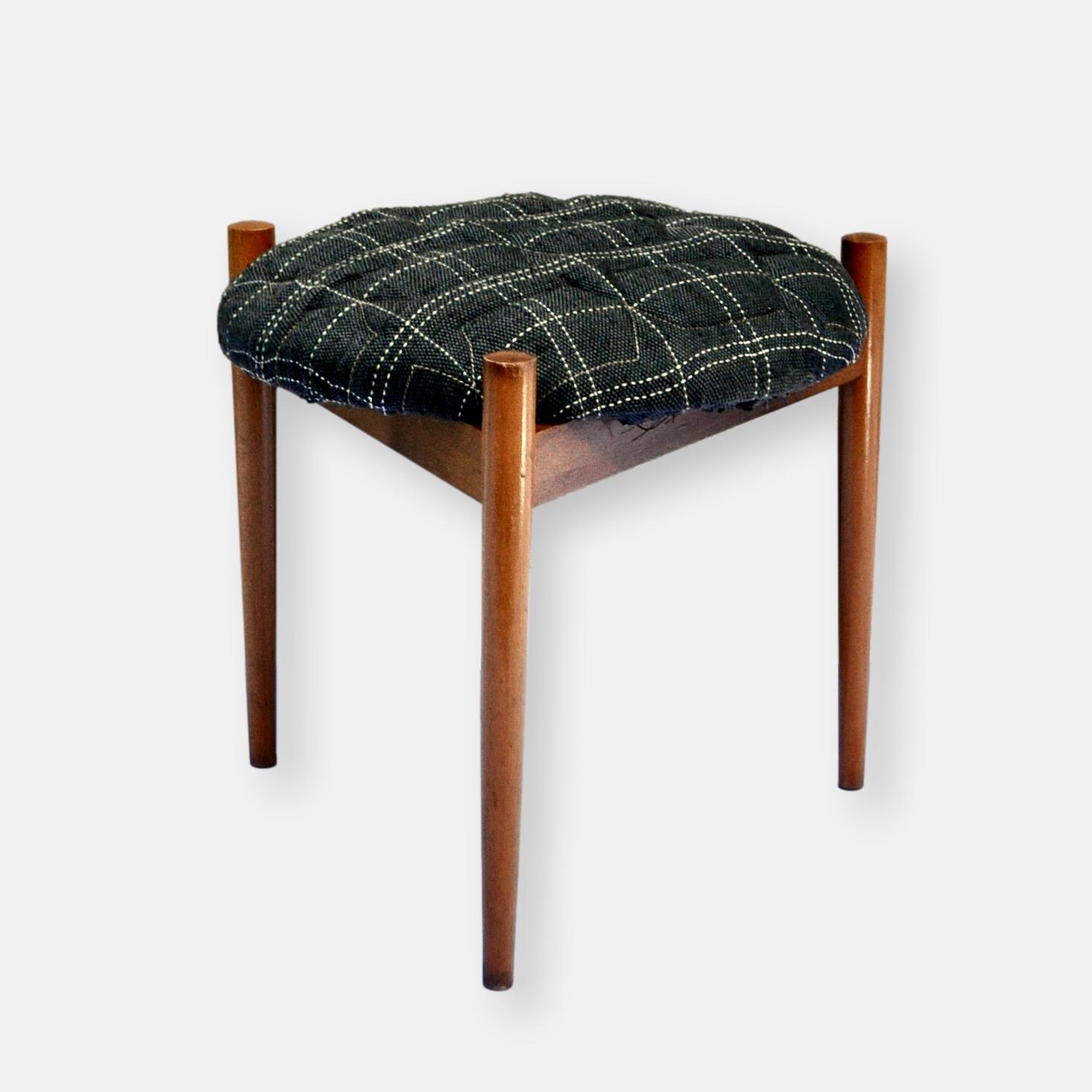 Tabourets danois en teck et tissu en 3D