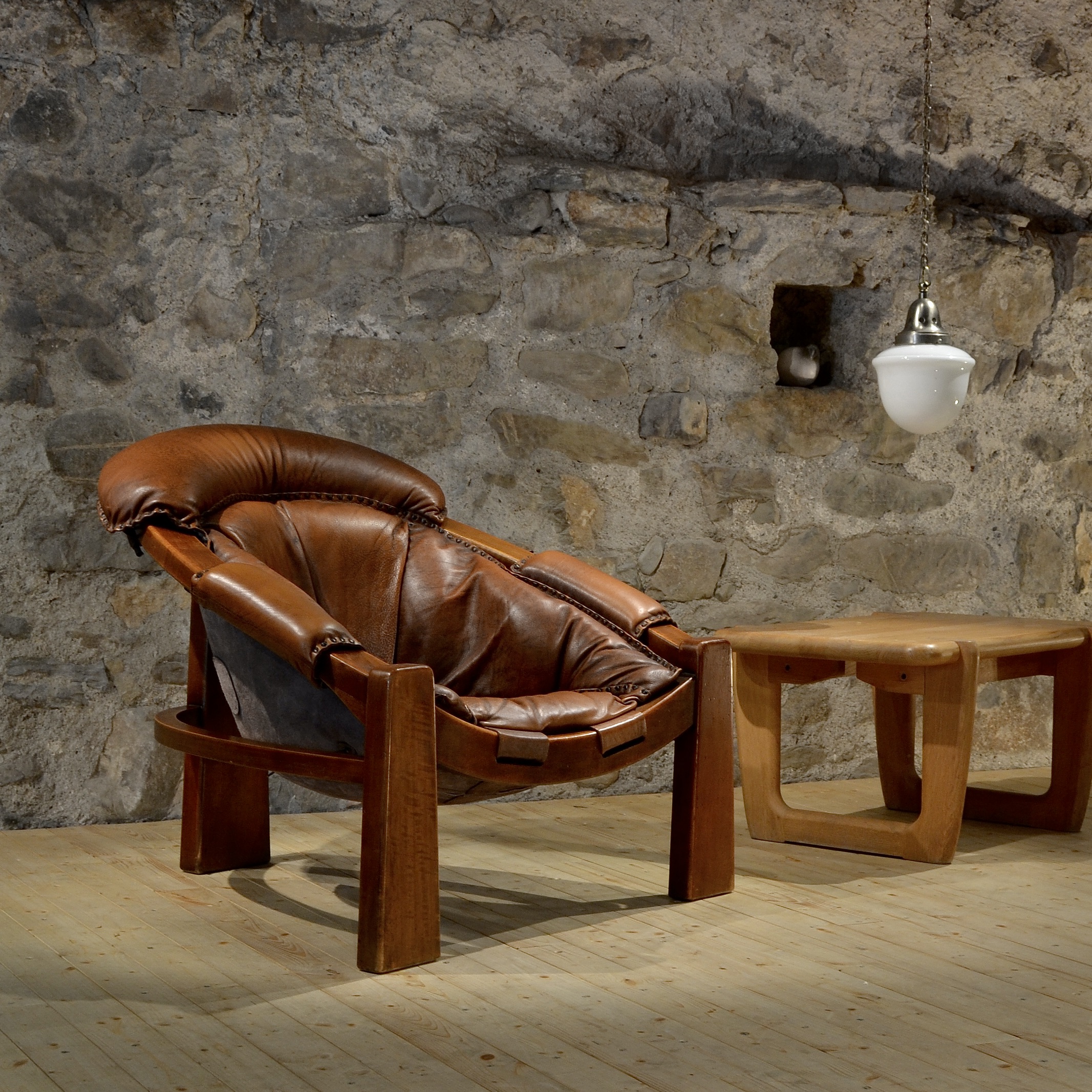 Fauteuil tripode brutaliste en cuir, Italie, 1970's – Image 2