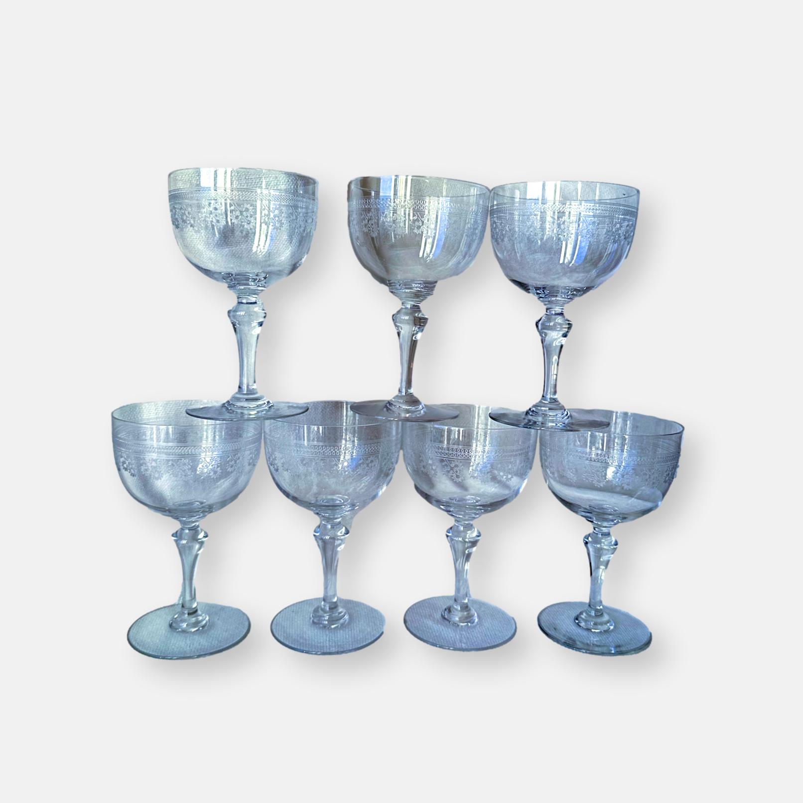 Lot de 7 coupes de champagne en verre gravé