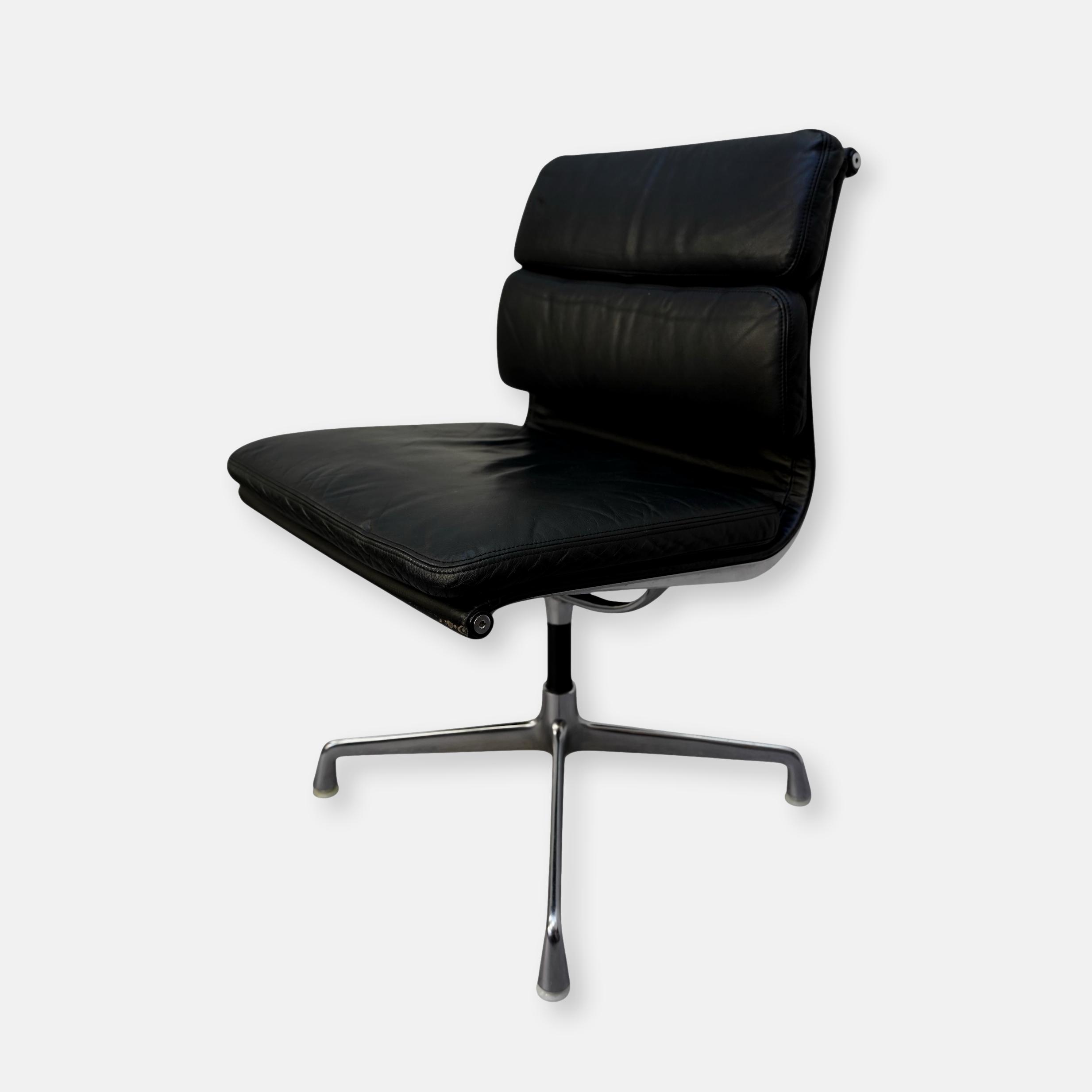 Soft Pad Chair EA 205 par Charles & Ray Eames