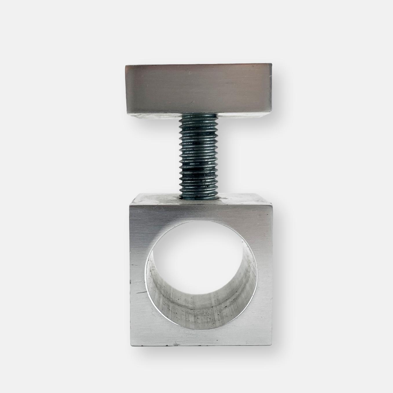 Casse-noisette minimaliste de Paul Vandel en metal